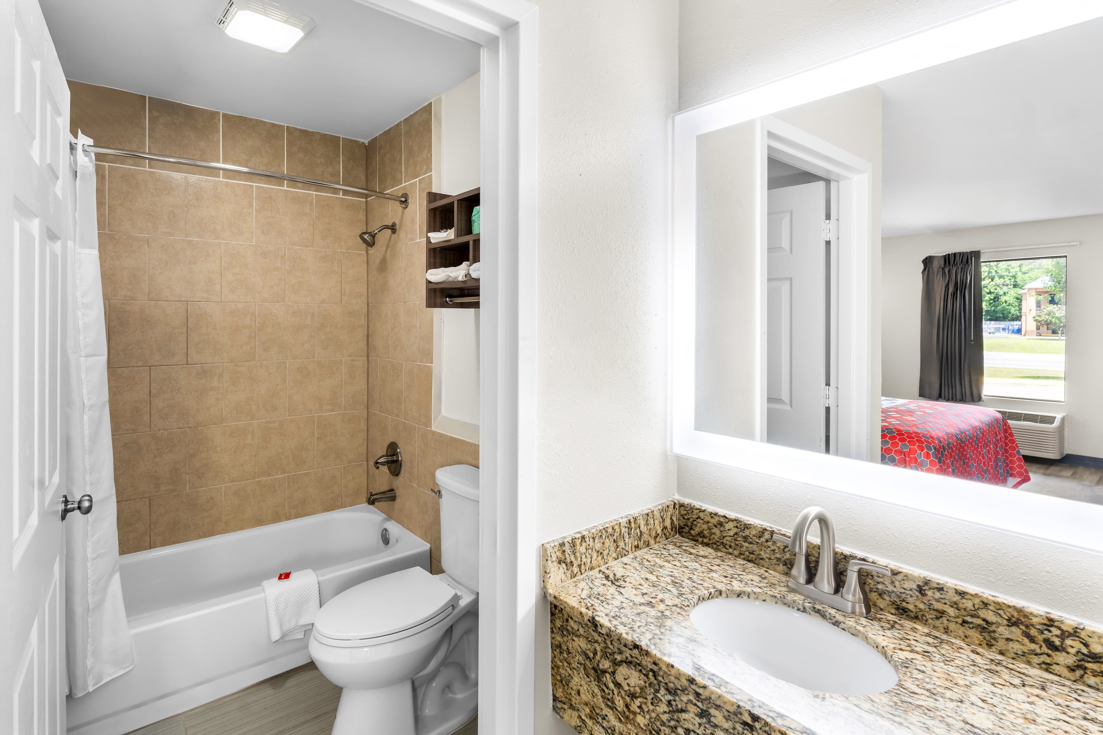 Econo Lodge Inn & Suites Ocean Springs - Biloxi — 17