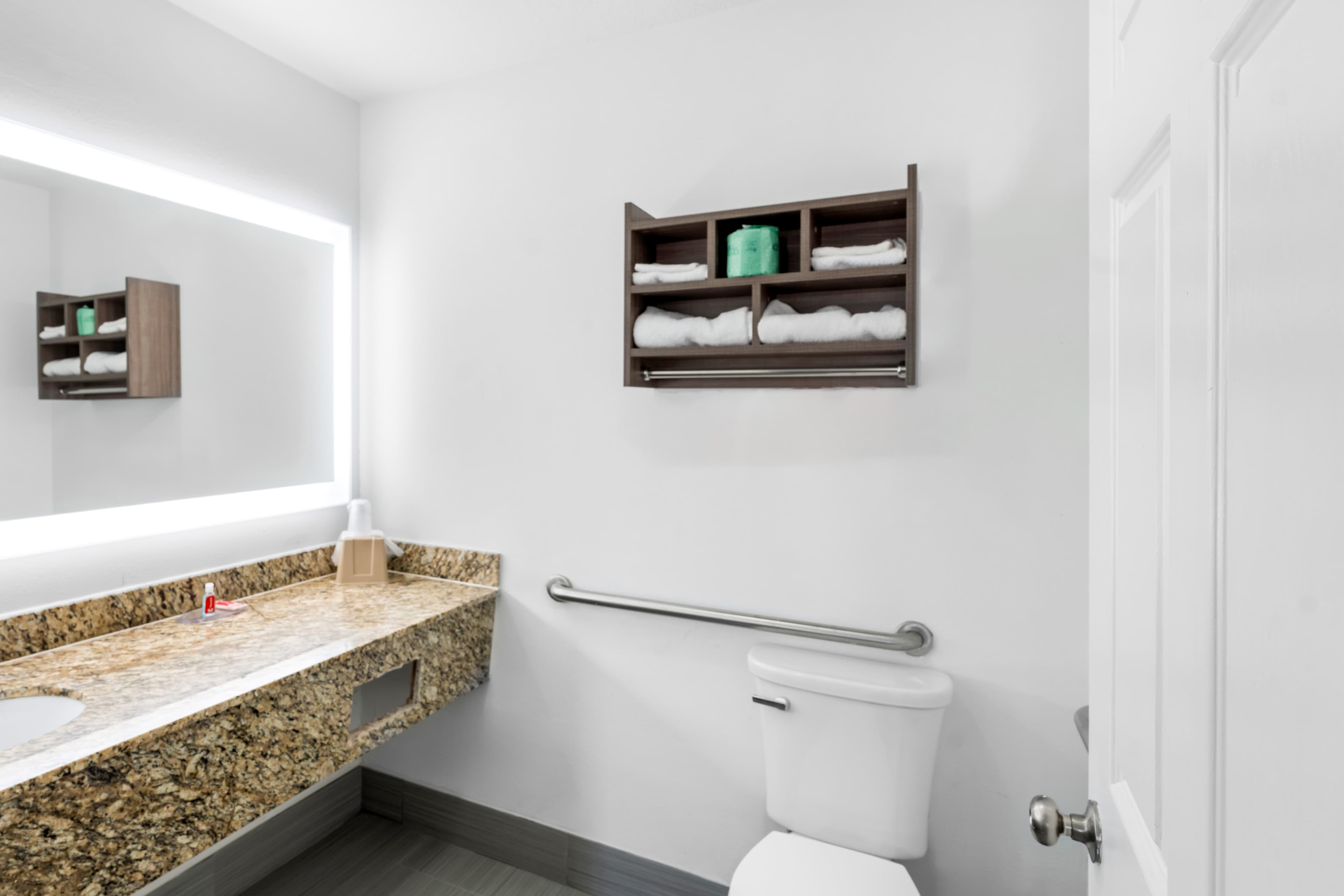 Econo Lodge Inn & Suites Ocean Springs - Biloxi — 39