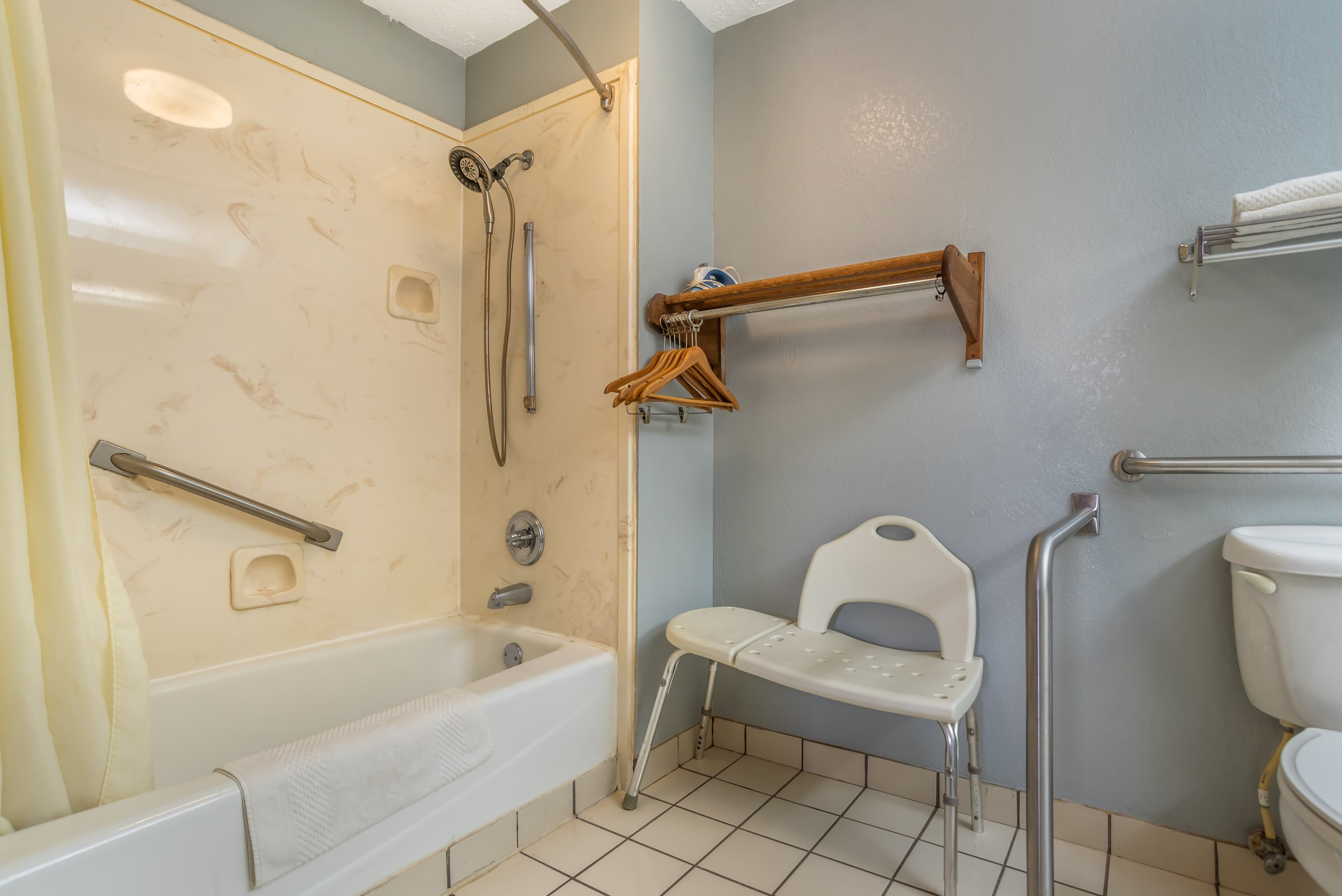 Econo Lodge Inn & Suites Philadelphia MS — 9