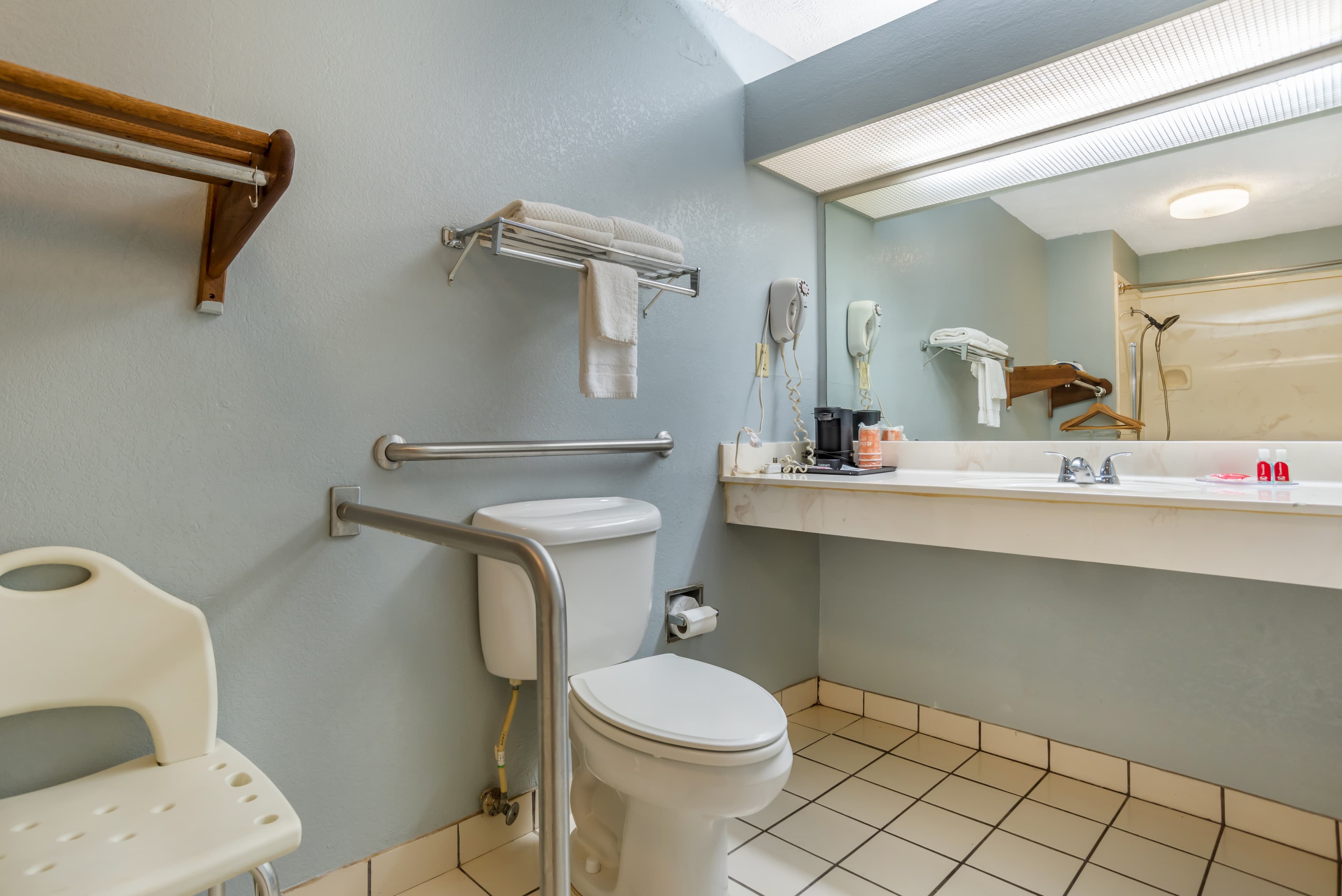 Econo Lodge Inn & Suites Philadelphia MS — 10