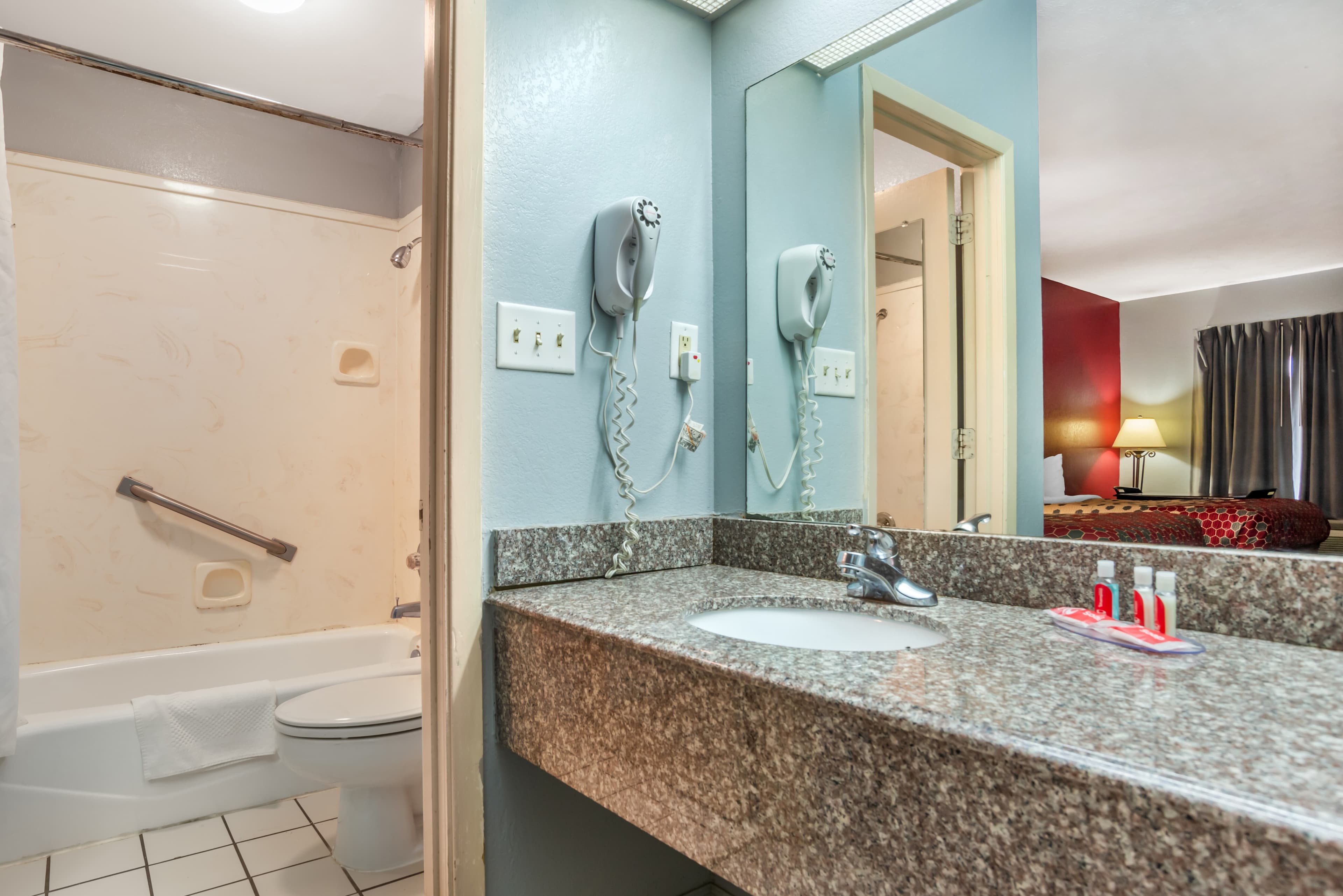 Econo Lodge Inn & Suites Philadelphia MS - Image 5