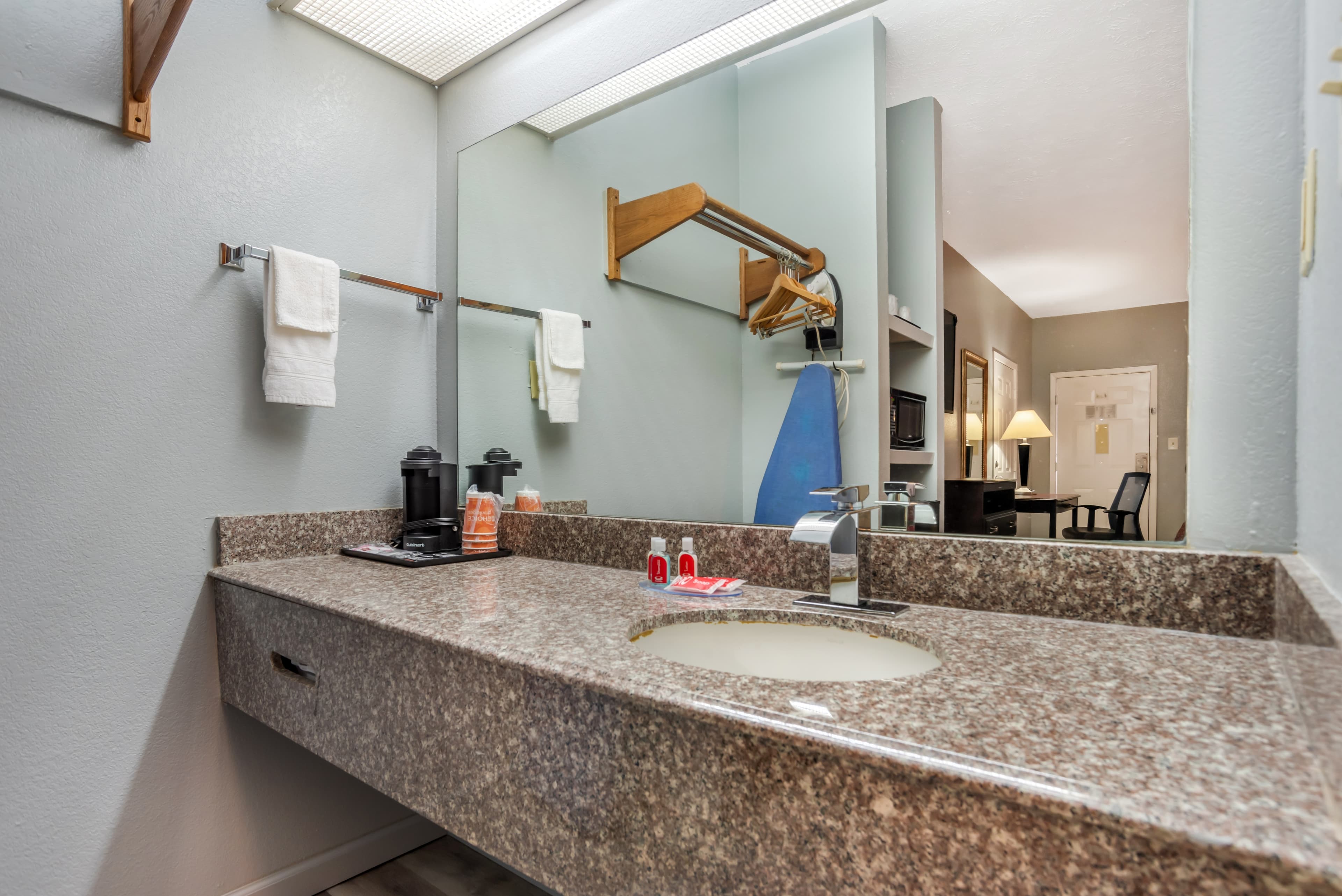 Econo Lodge Inn & Suites Philadelphia MS — 19