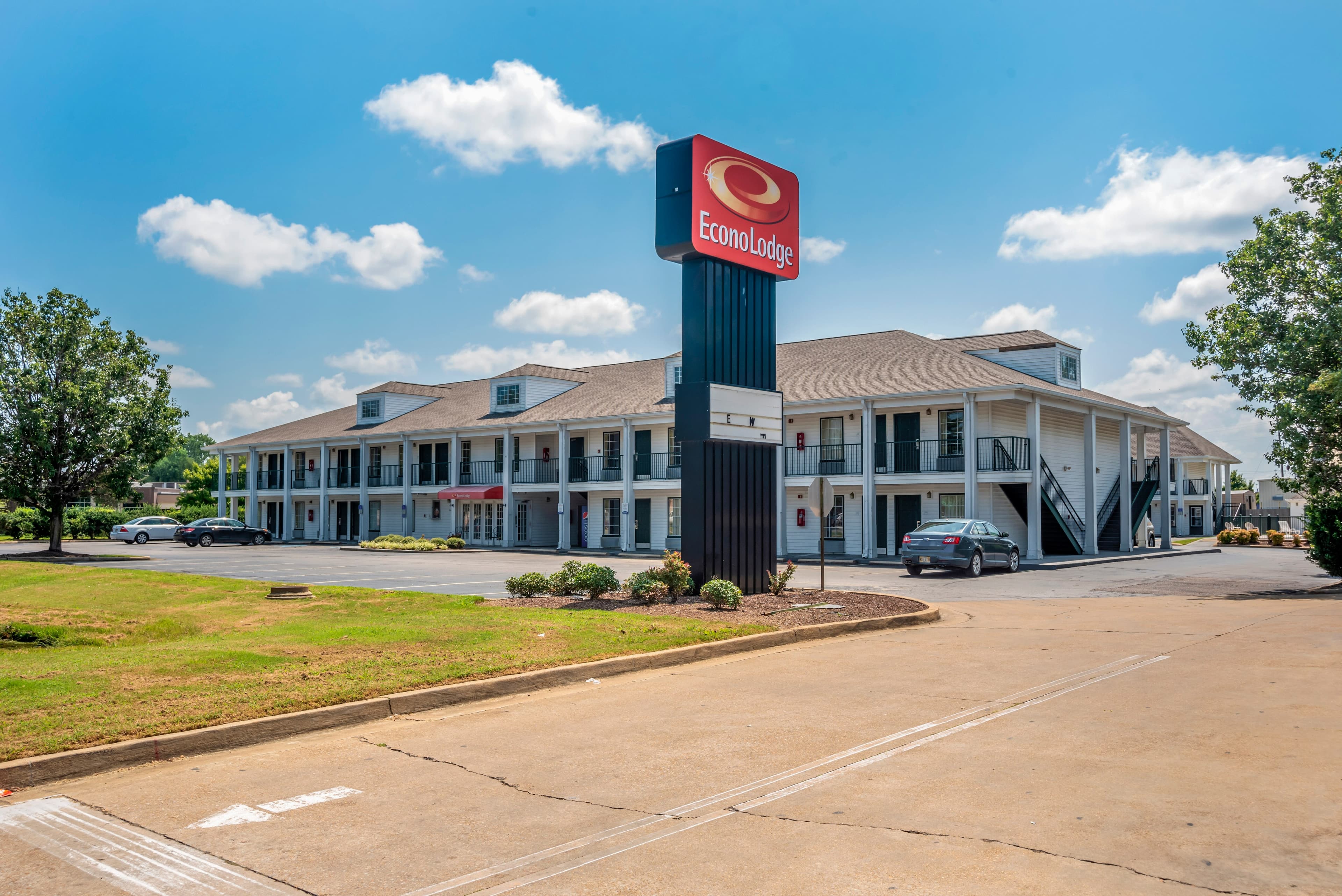 Econo Lodge Tupelo Barnes Crossing - Image 1