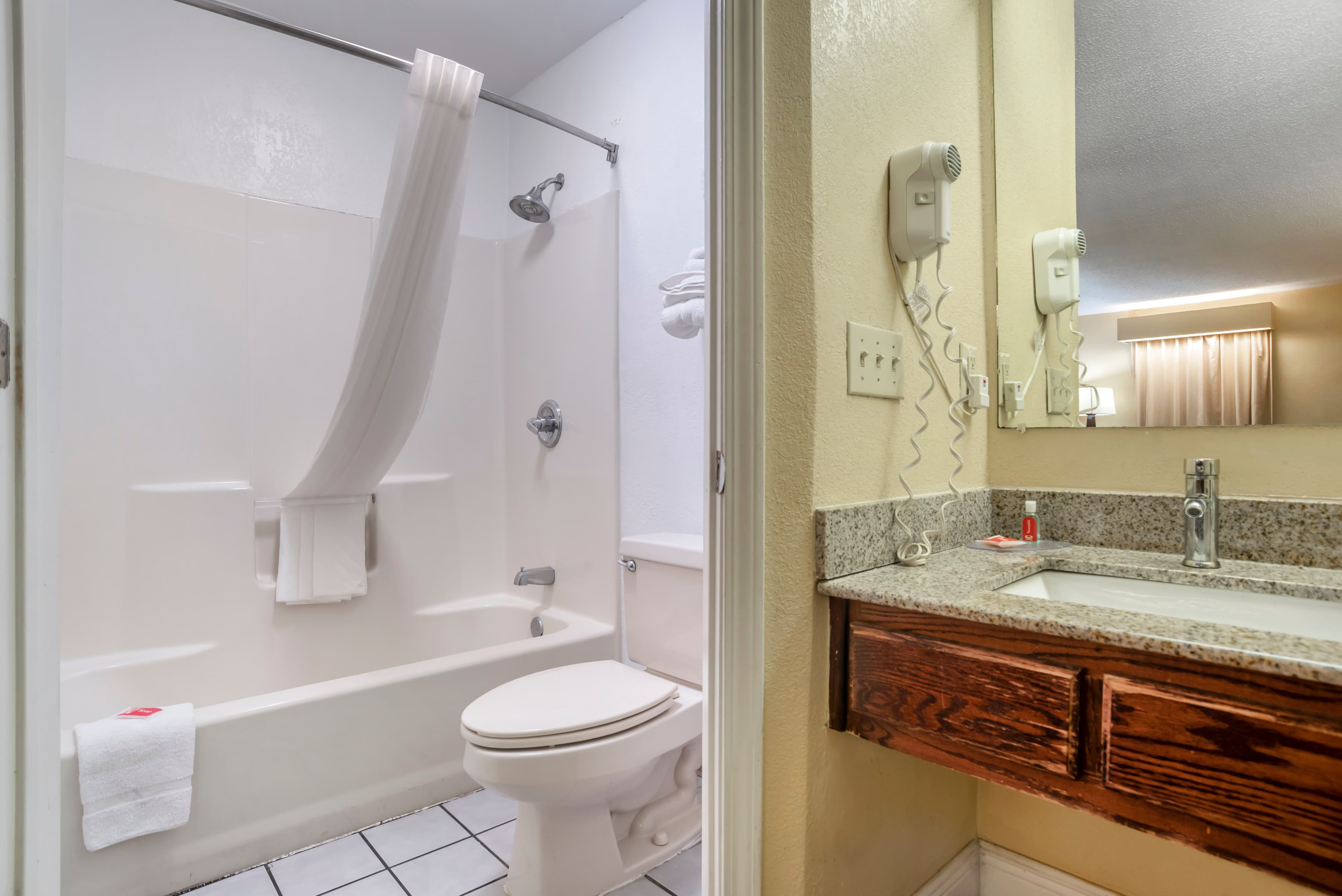 Econo Lodge Tupelo Barnes Crossing — 6