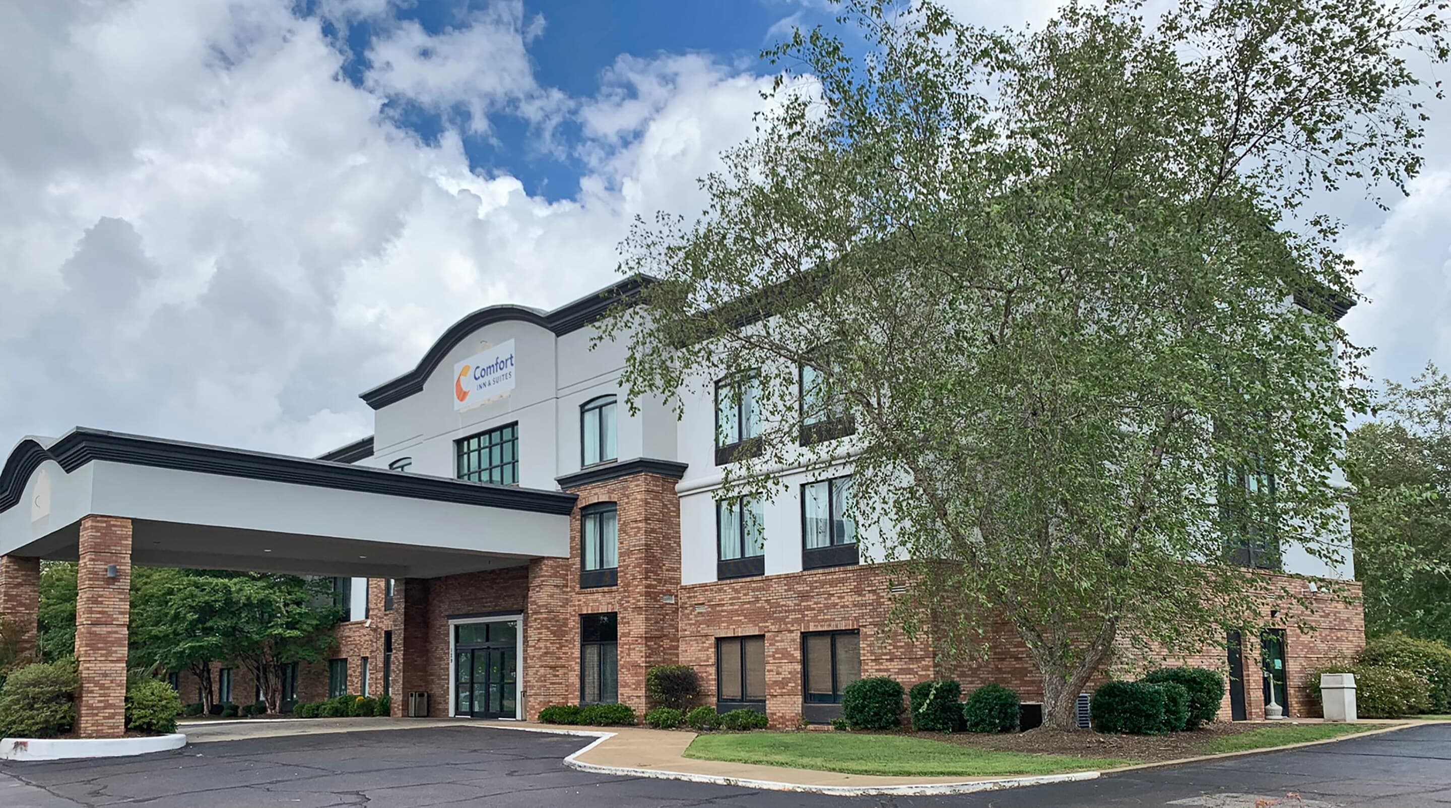Comfort Inn & Suites Columbus North - Image 1