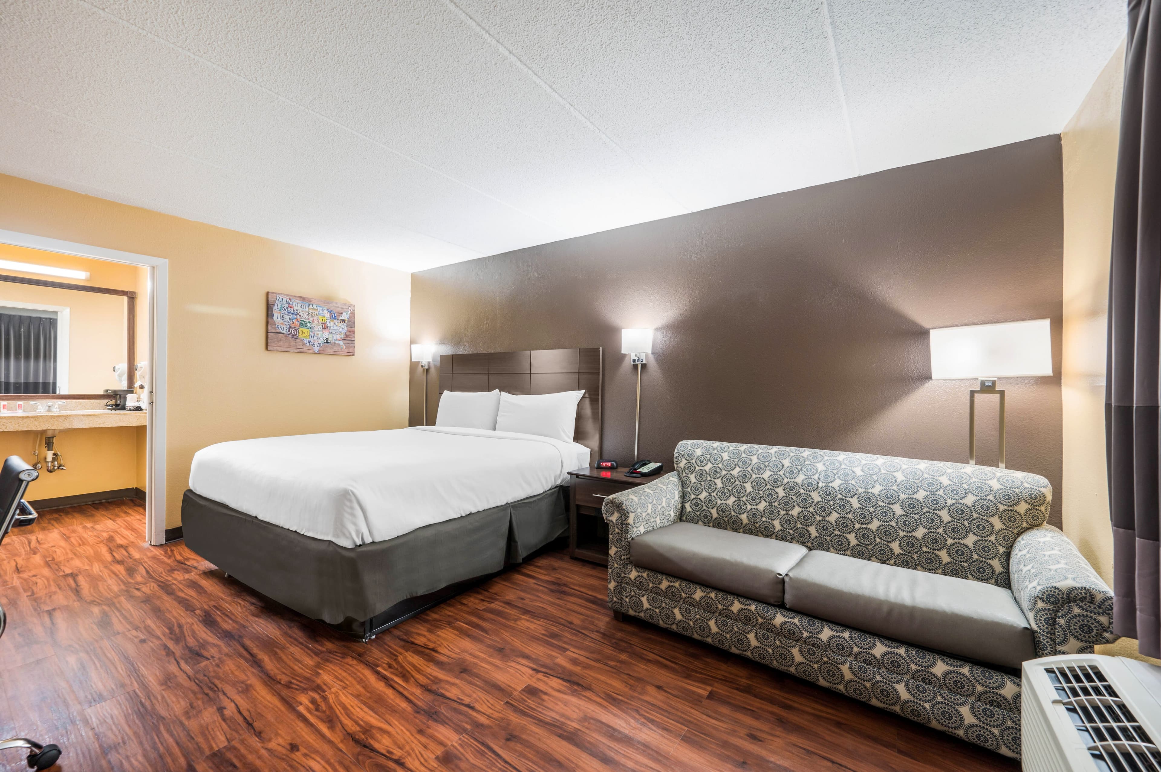 Econo Lodge Columbus near Airport — 6