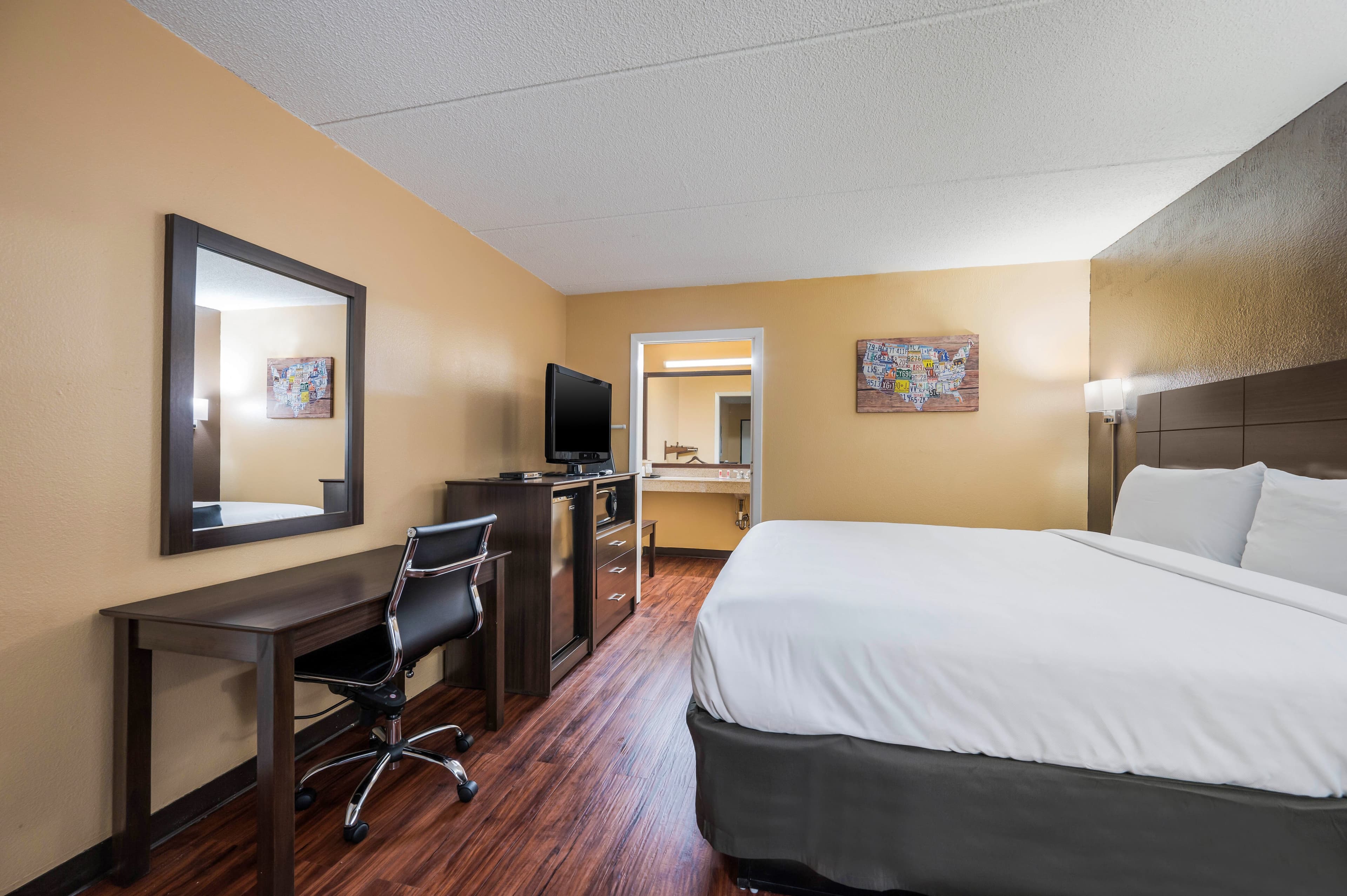 Econo Lodge Columbus near Airport — 7
