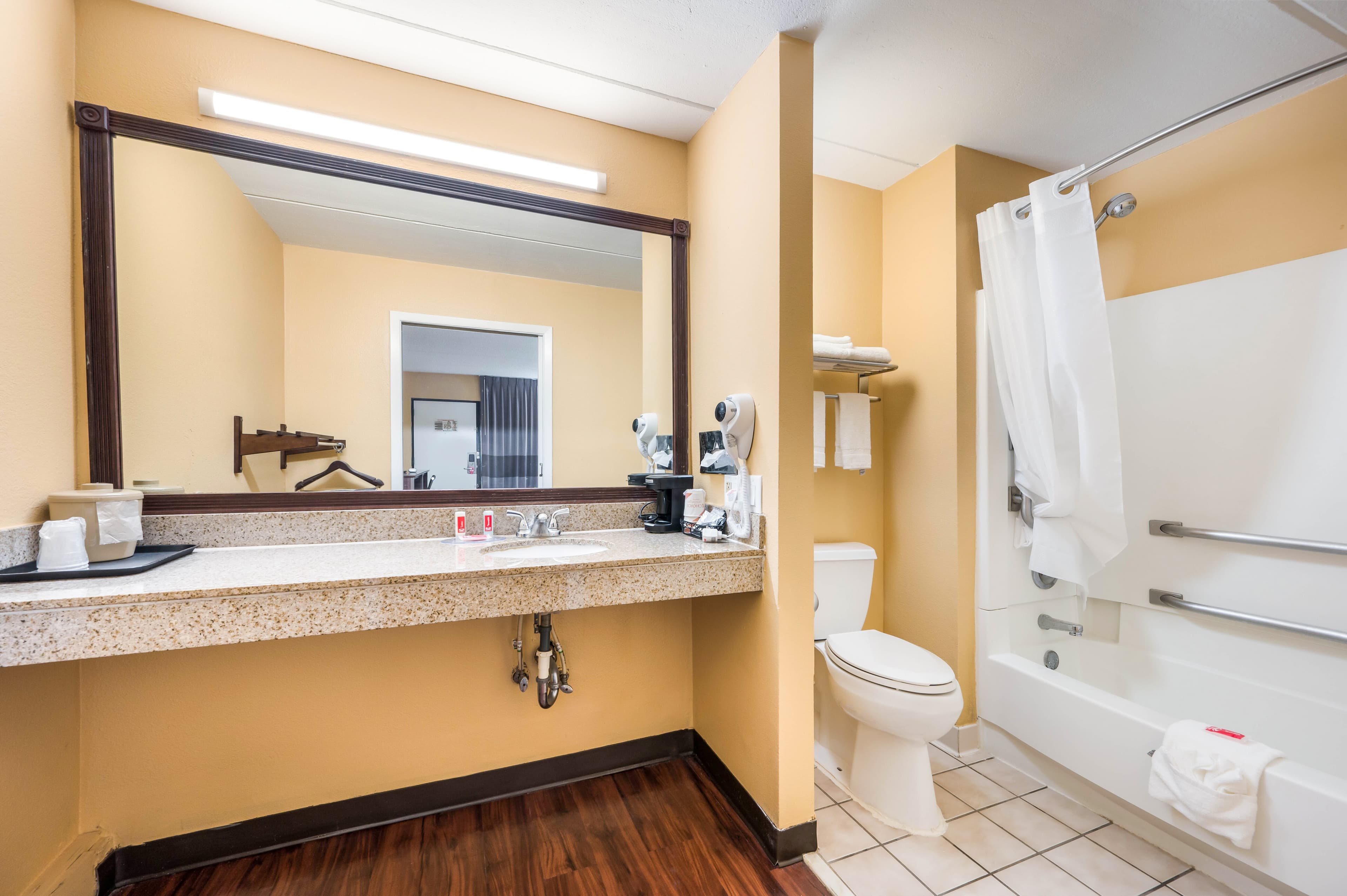 Econo Lodge Columbus near Airport — 9