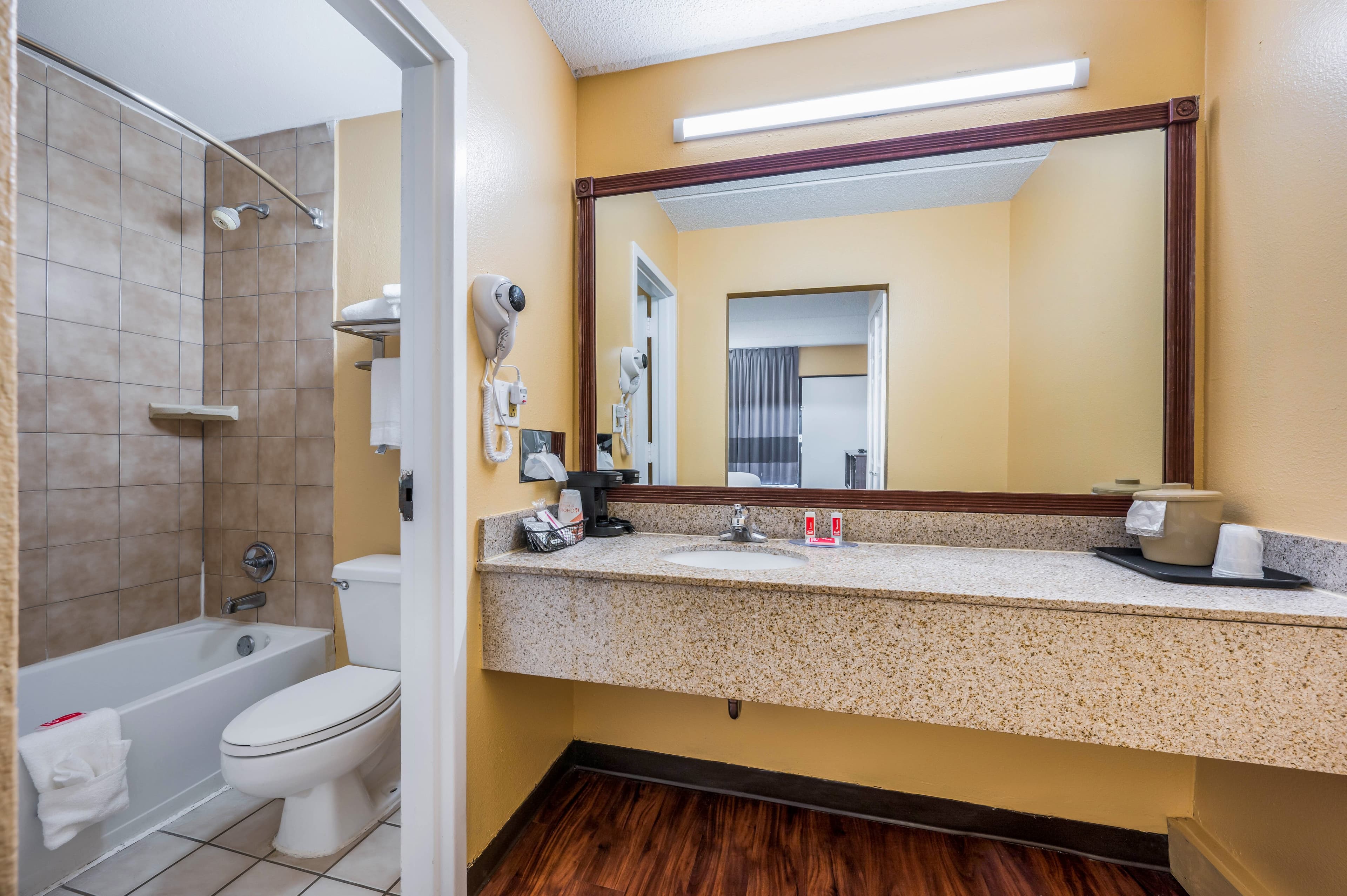 Econo Lodge Columbus near Airport - Image 5