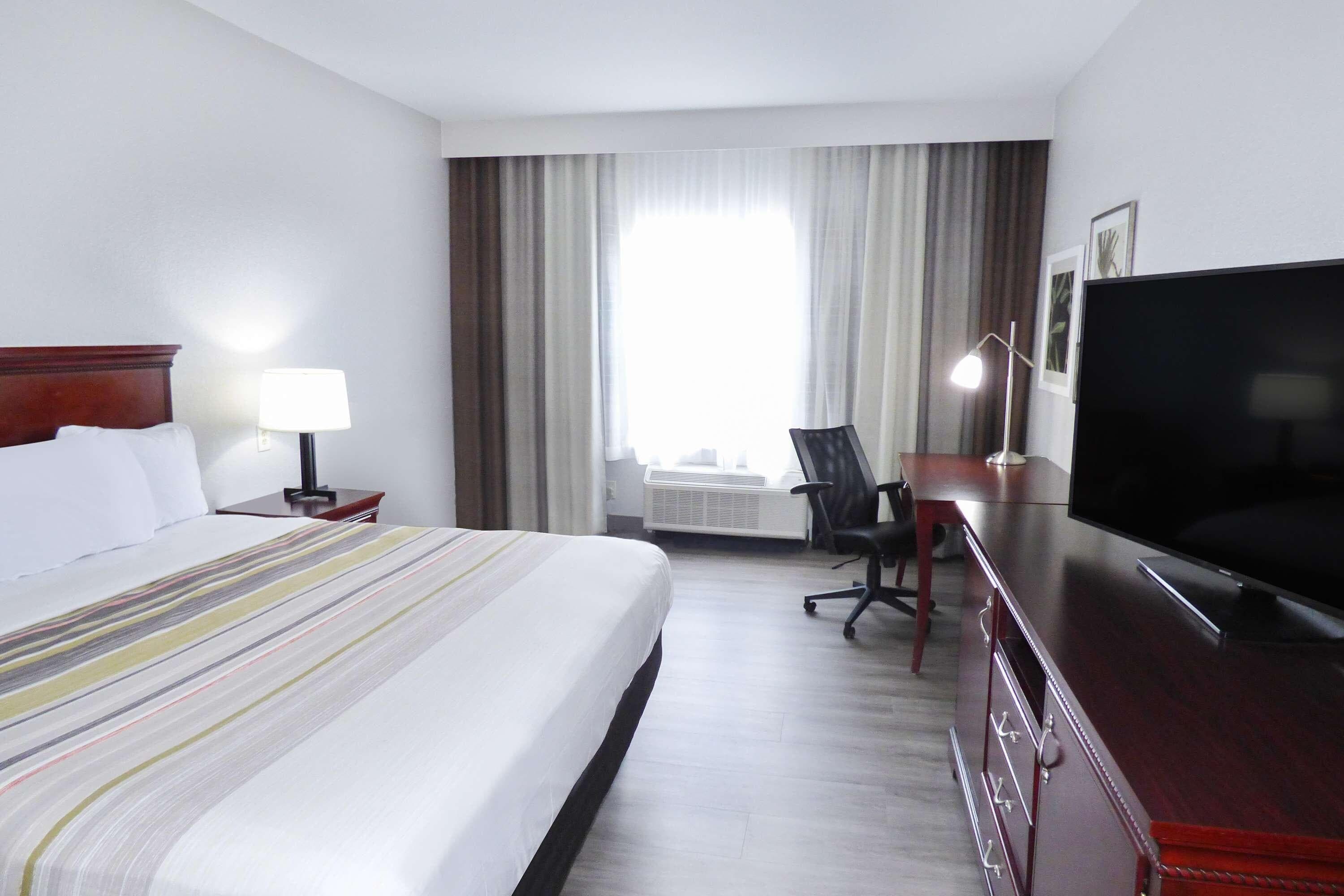Country Inn & Suites by Radisson, Biloxi-Ocean Springs, MS - Image 2