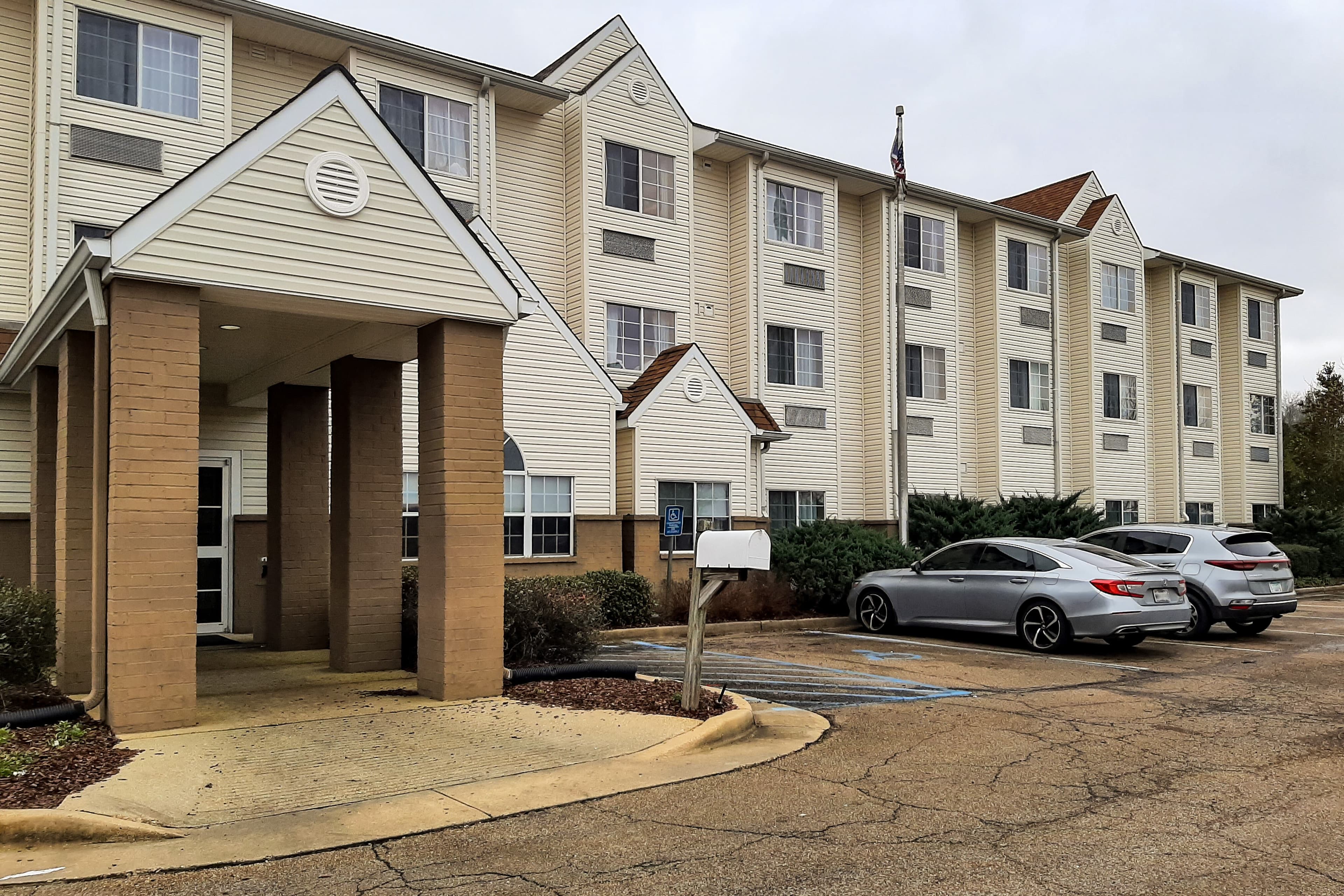 Starkville Inn & Suites - Image 1