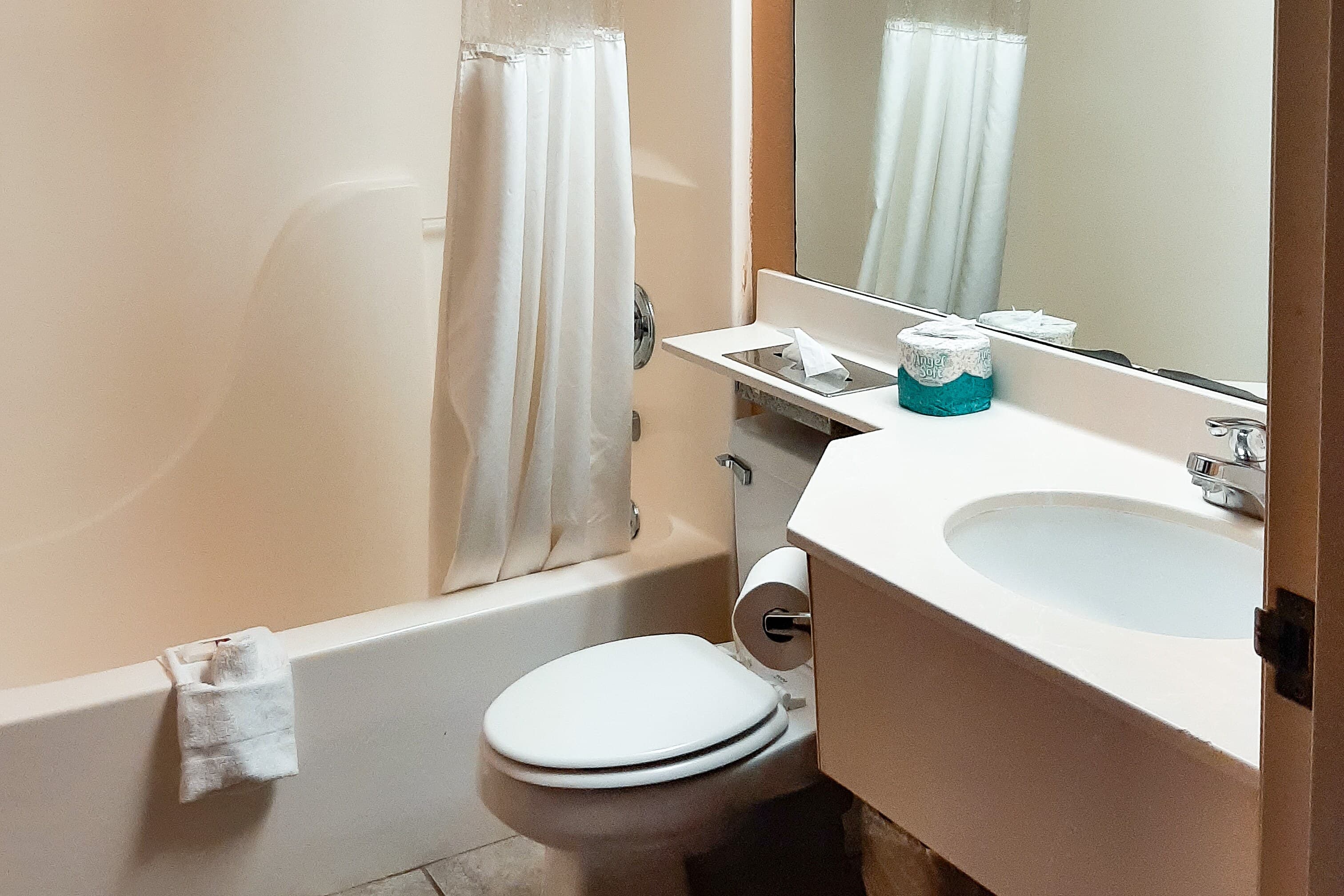 Starkville Inn & Suites - Image 3