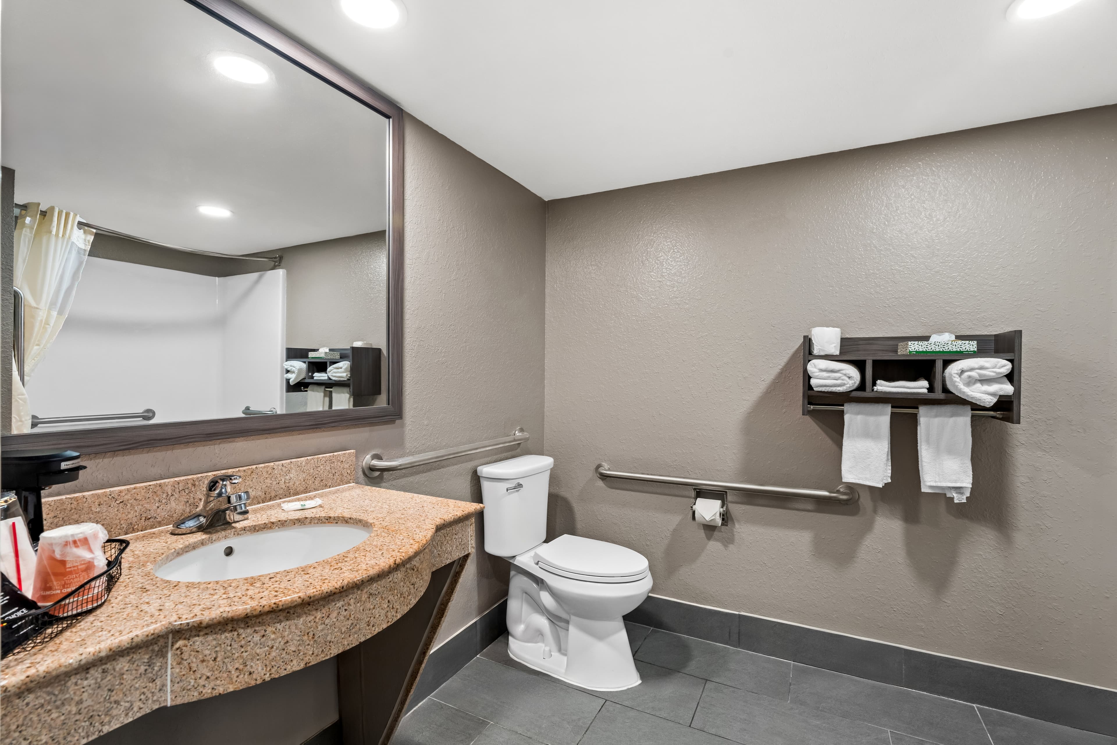 Quality Inn & Suites Biloxi - Ocean Springs - Image 4