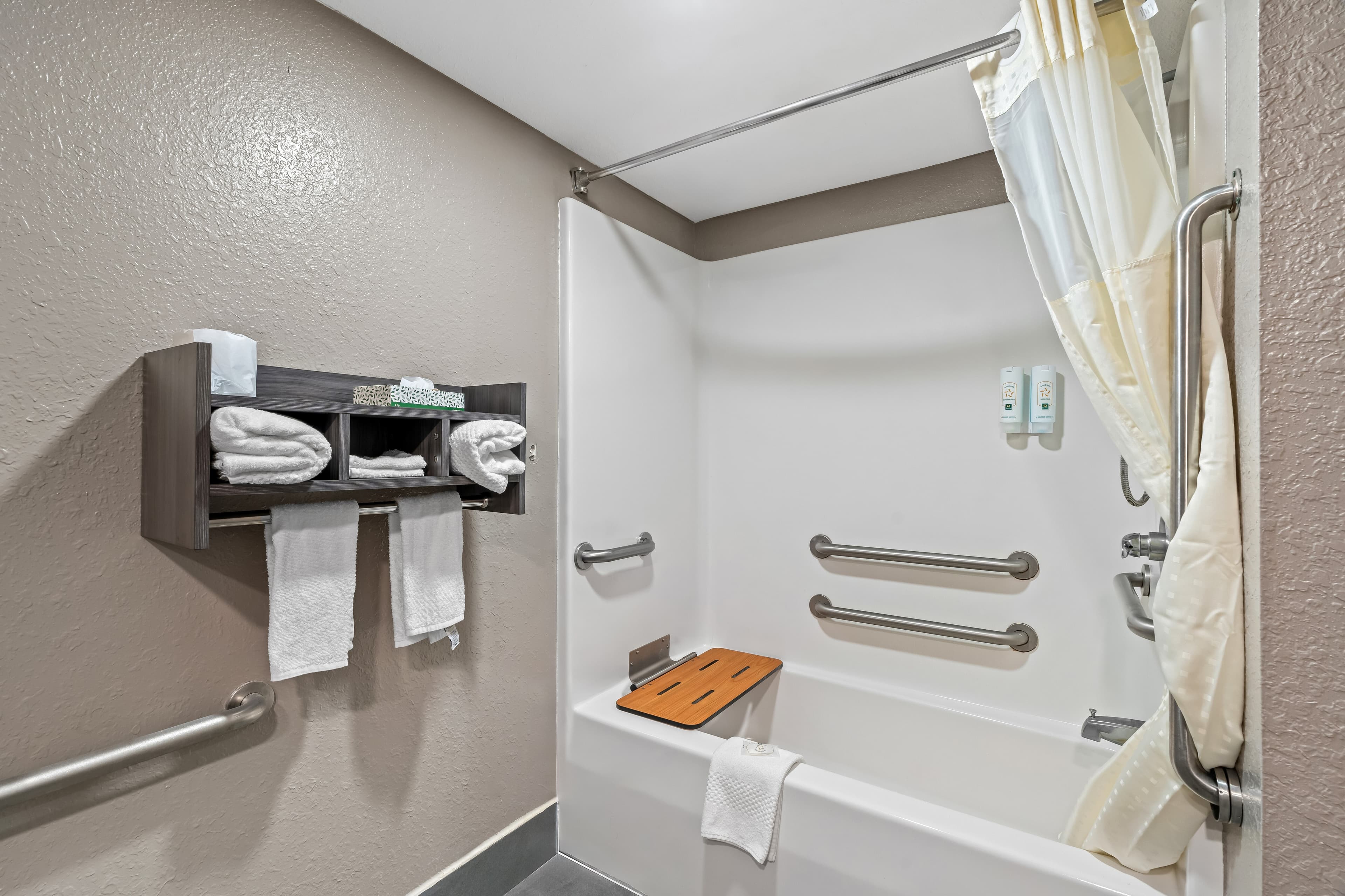 Quality Inn & Suites Biloxi - Ocean Springs - Image 5