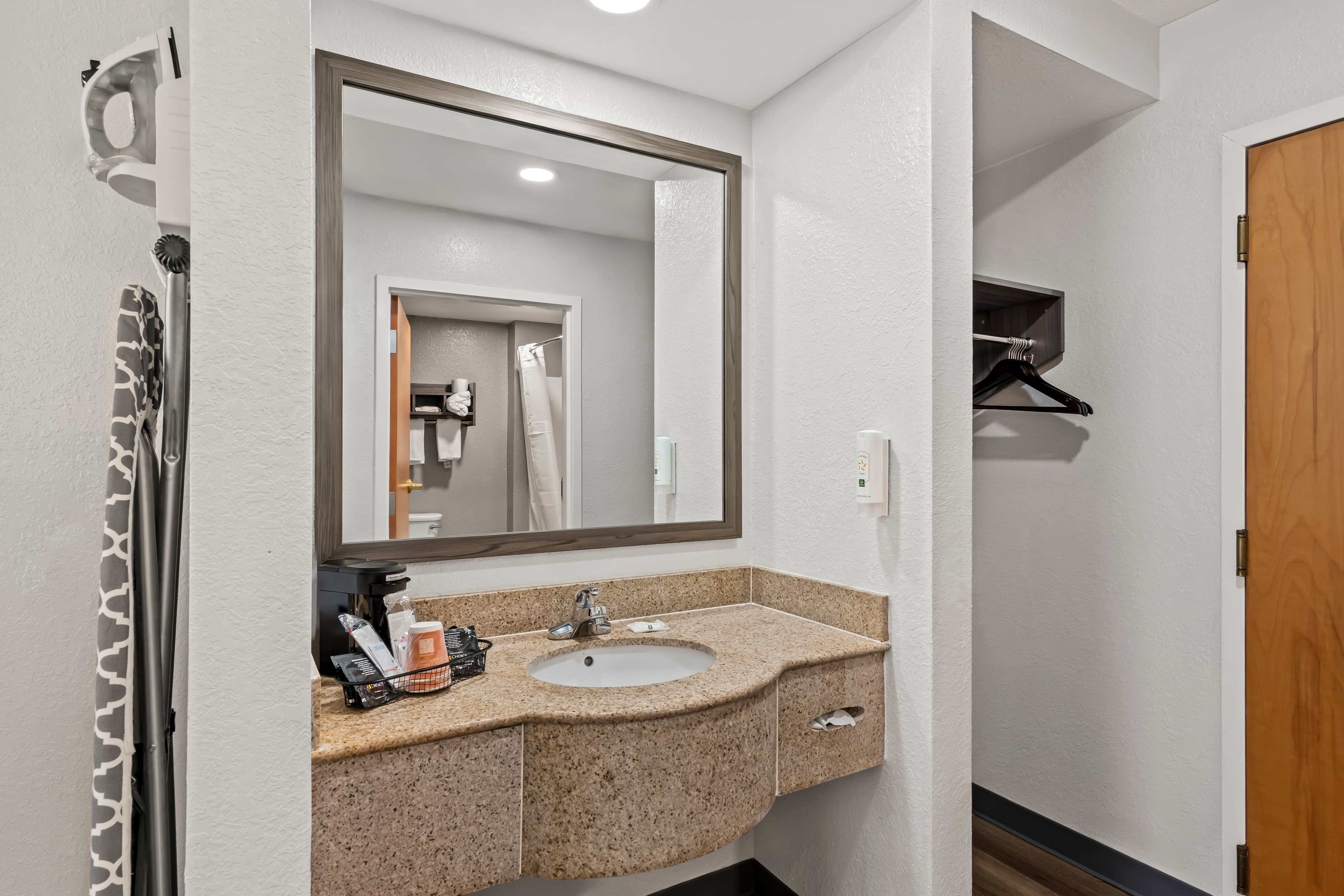 Quality Inn & Suites Biloxi - Ocean Springs — 11