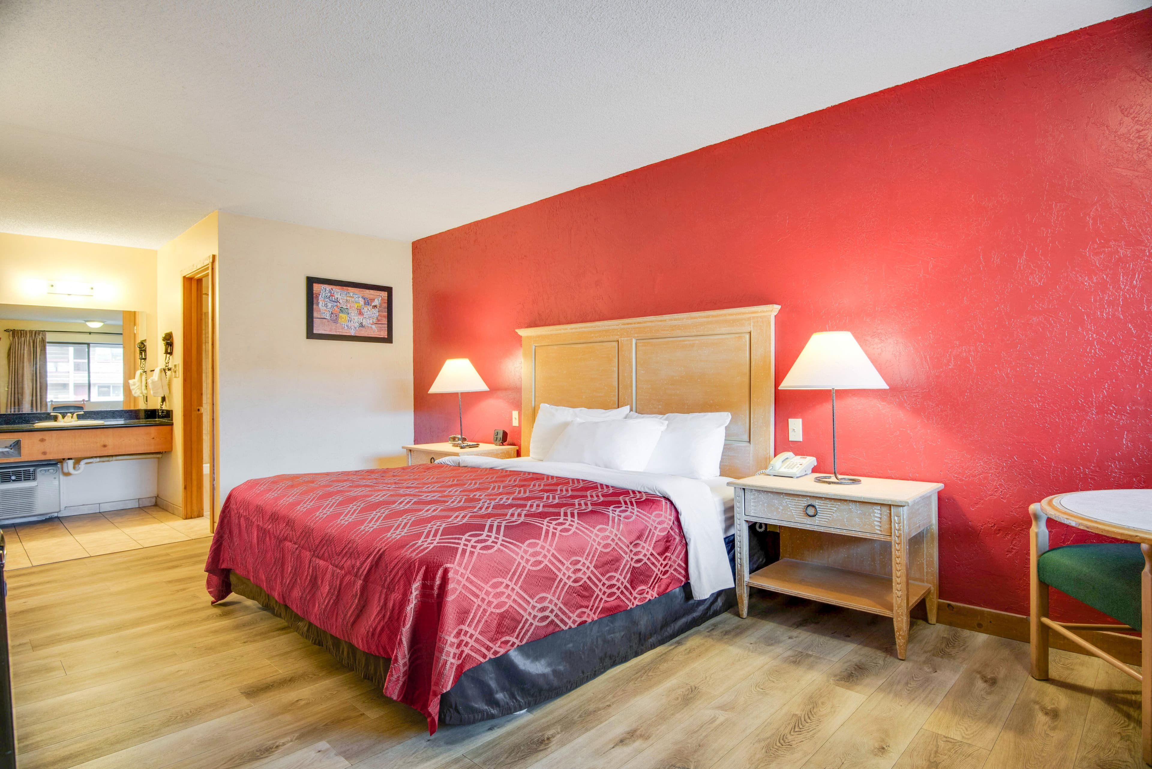 Econo Lodge Inn & Suites Kalispell - Glacier National Park Gateway - Image 1