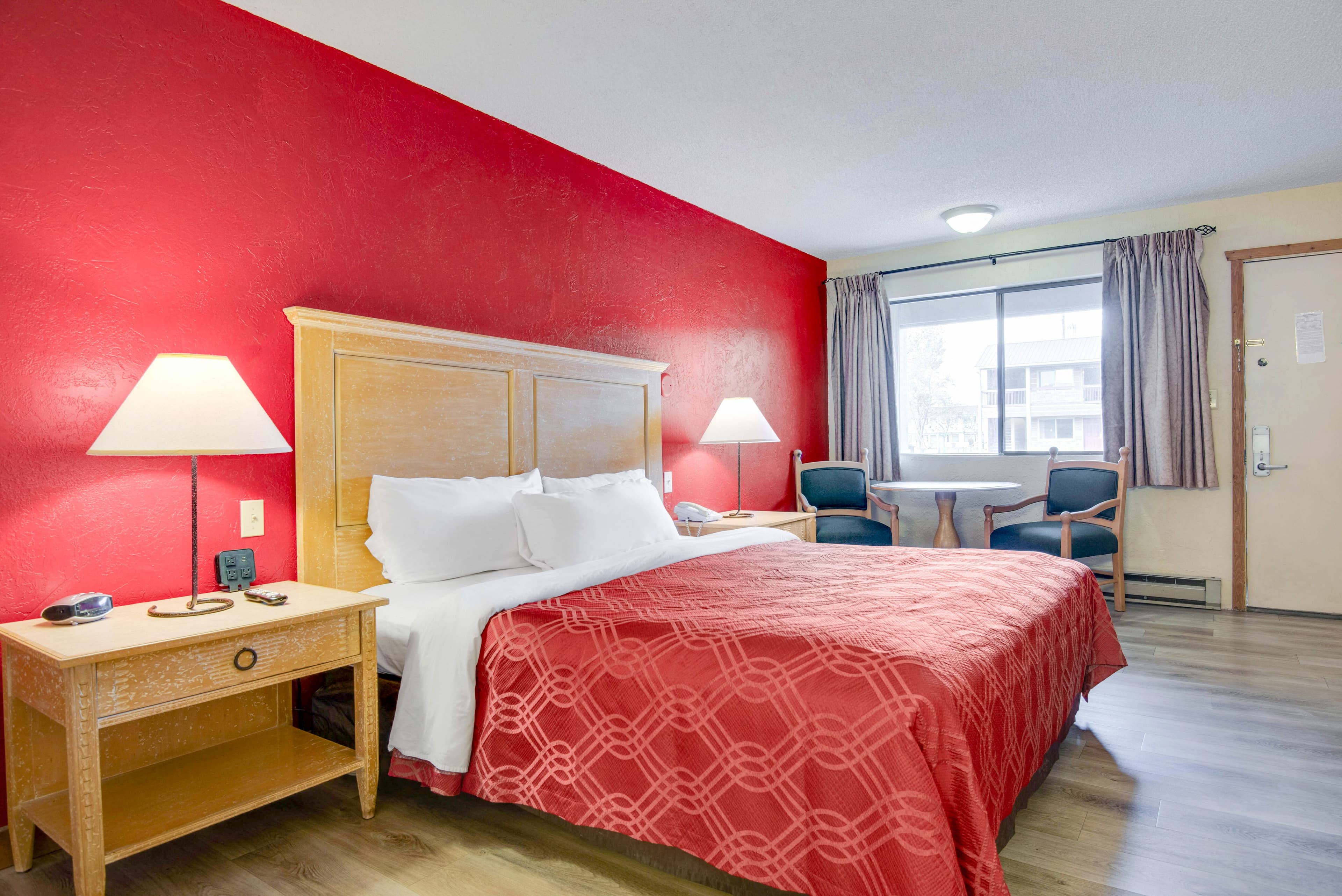 Econo Lodge Inn & Suites Kalispell - Glacier National Park Gateway - Image 3