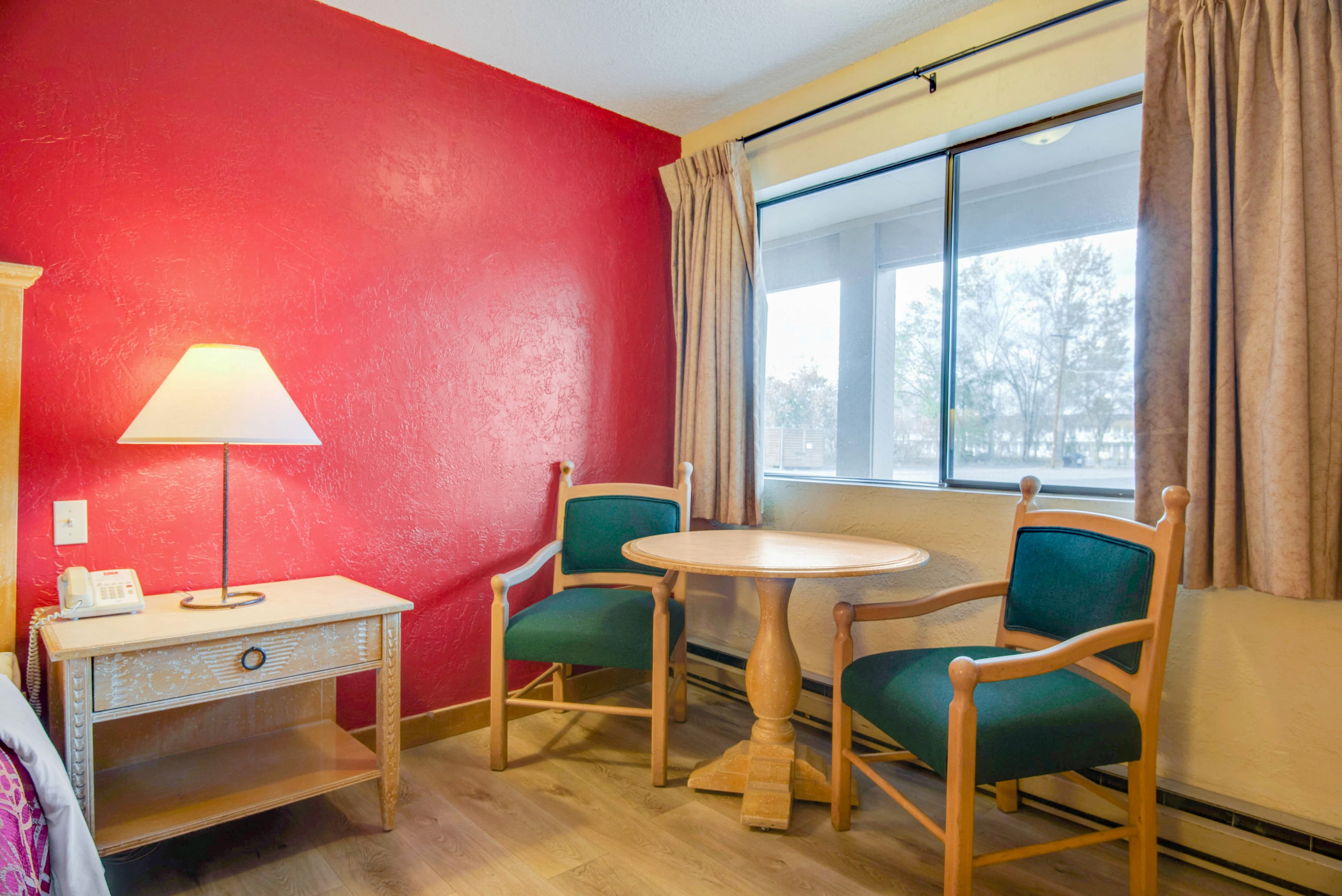 Econo Lodge Inn & Suites Kalispell - Glacier National Park Gateway - Image 4