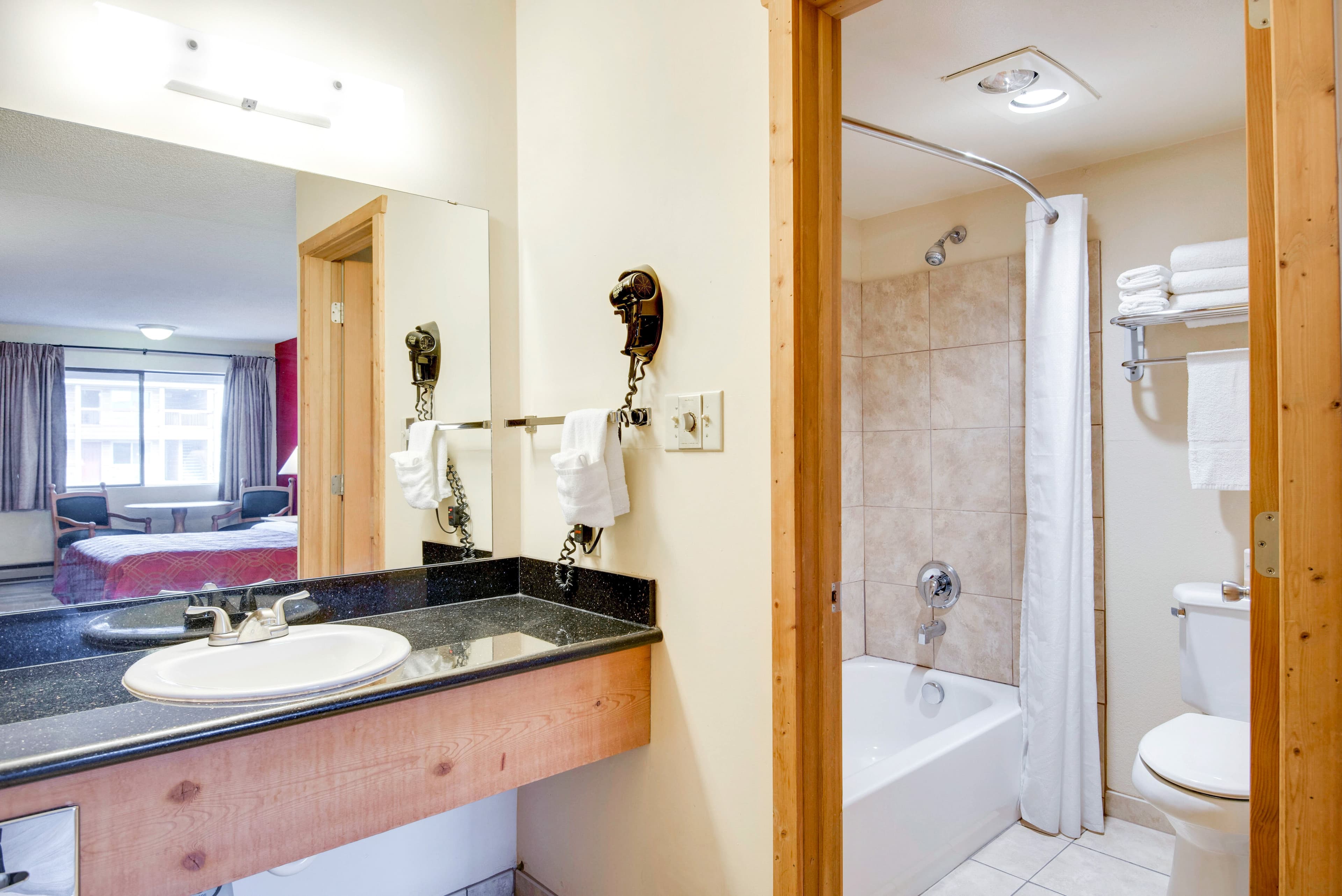 Econo Lodge Inn & Suites Kalispell - Glacier National Park Gateway - Image 5