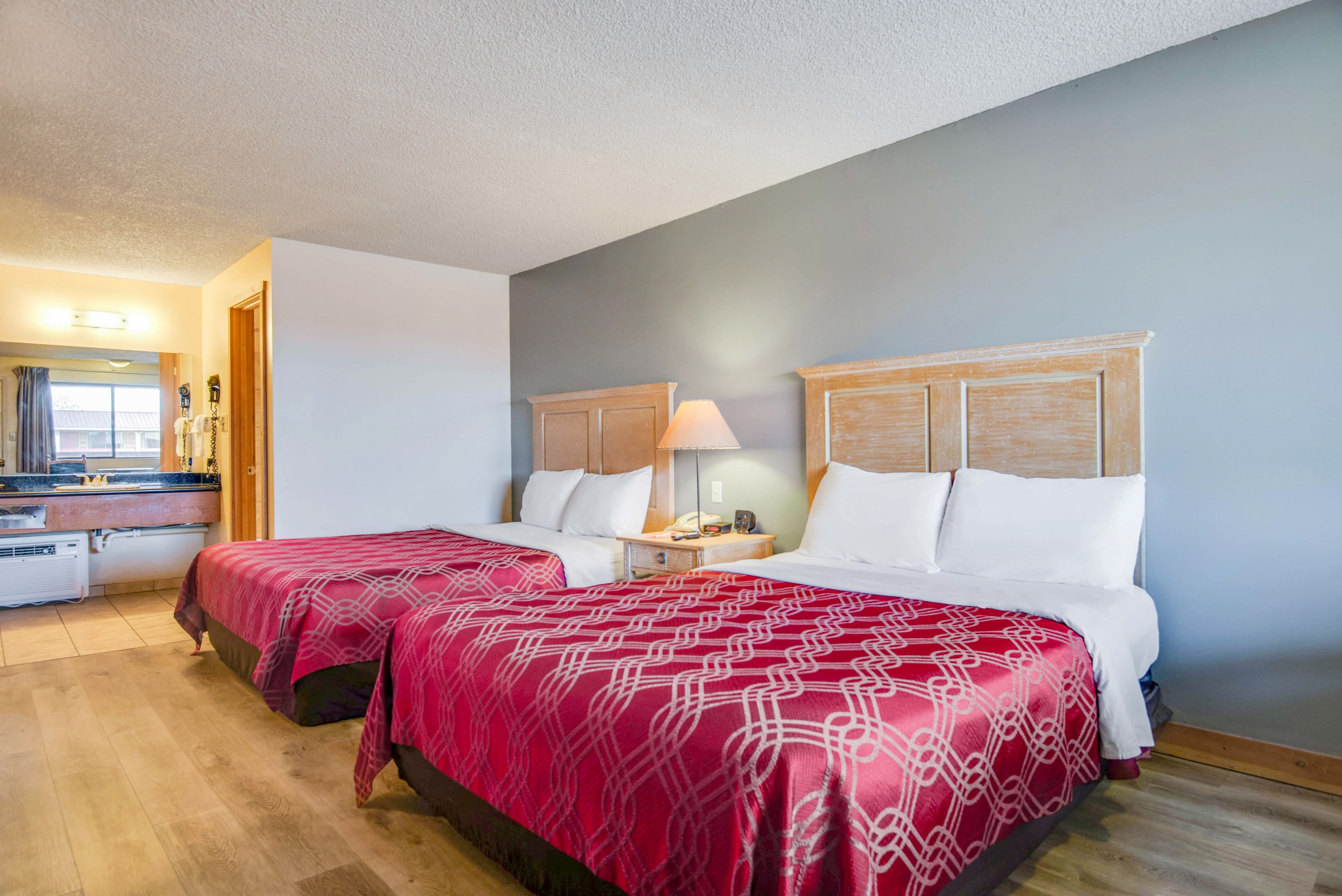 Econo Lodge Inn & Suites Kalispell - Glacier National Park Gateway — 11