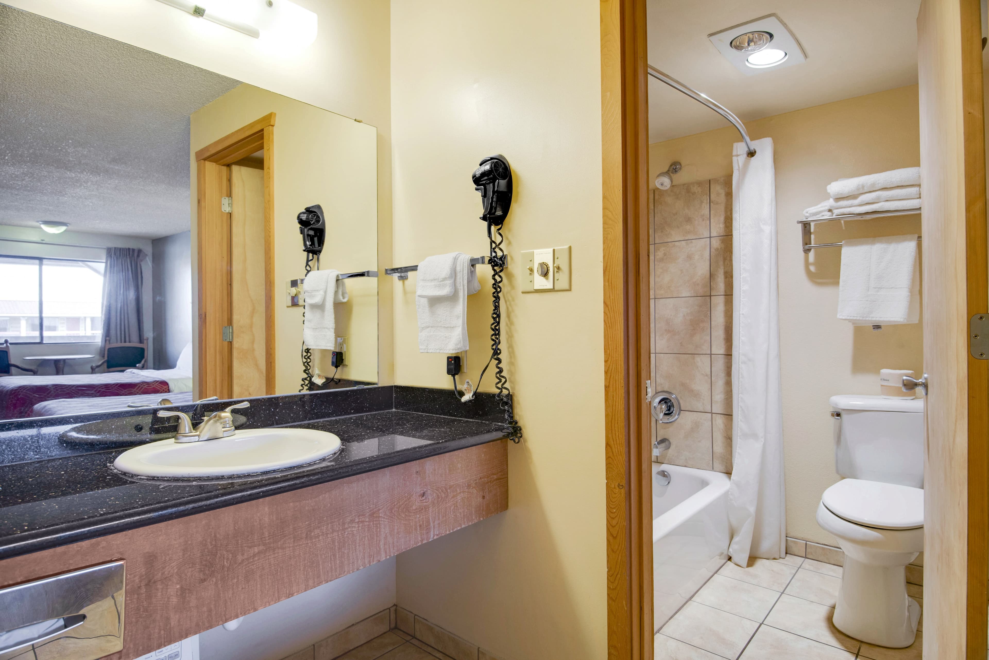 Econo Lodge Inn & Suites Kalispell - Glacier National Park Gateway — 14