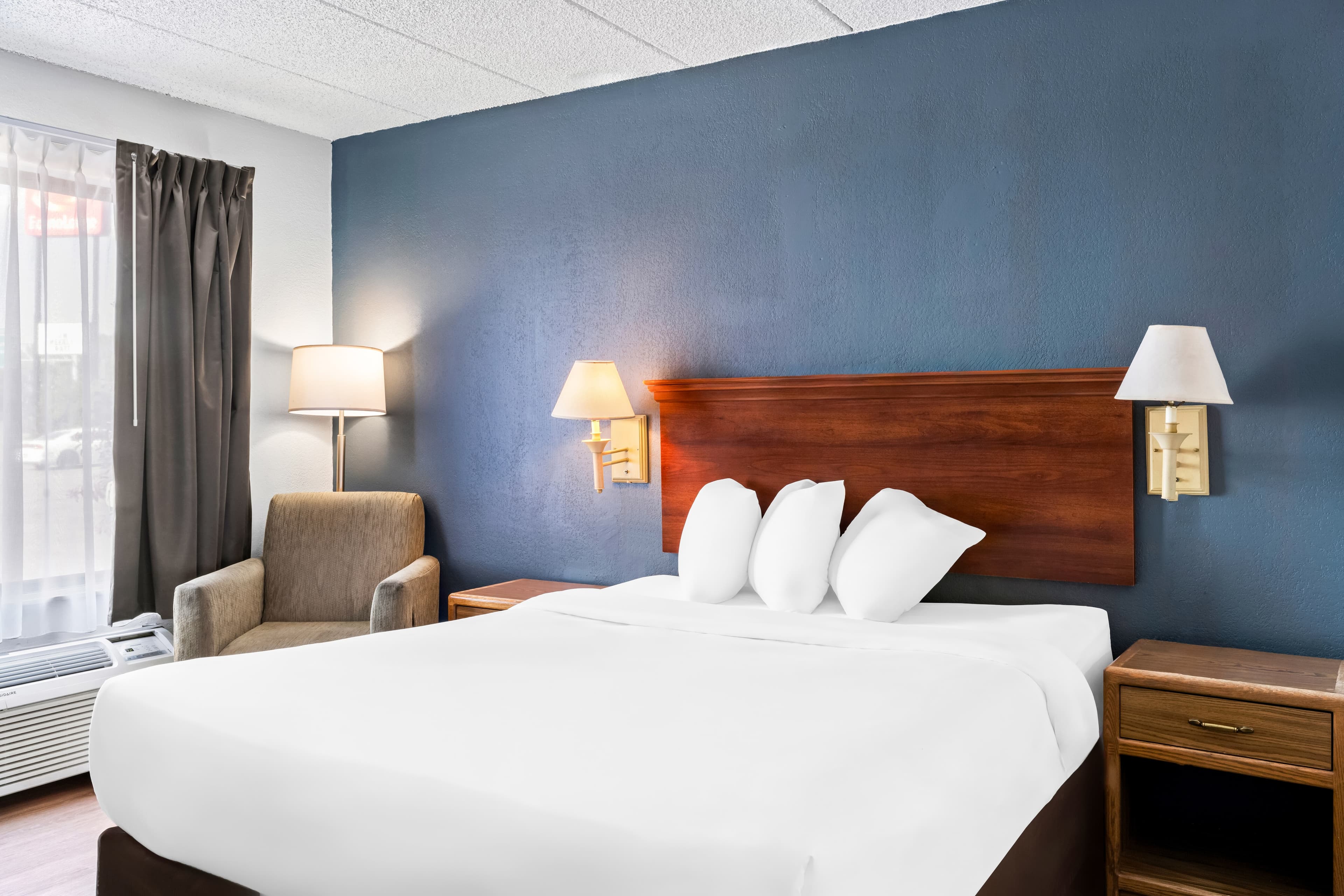 Econo Lodge Billings — 11