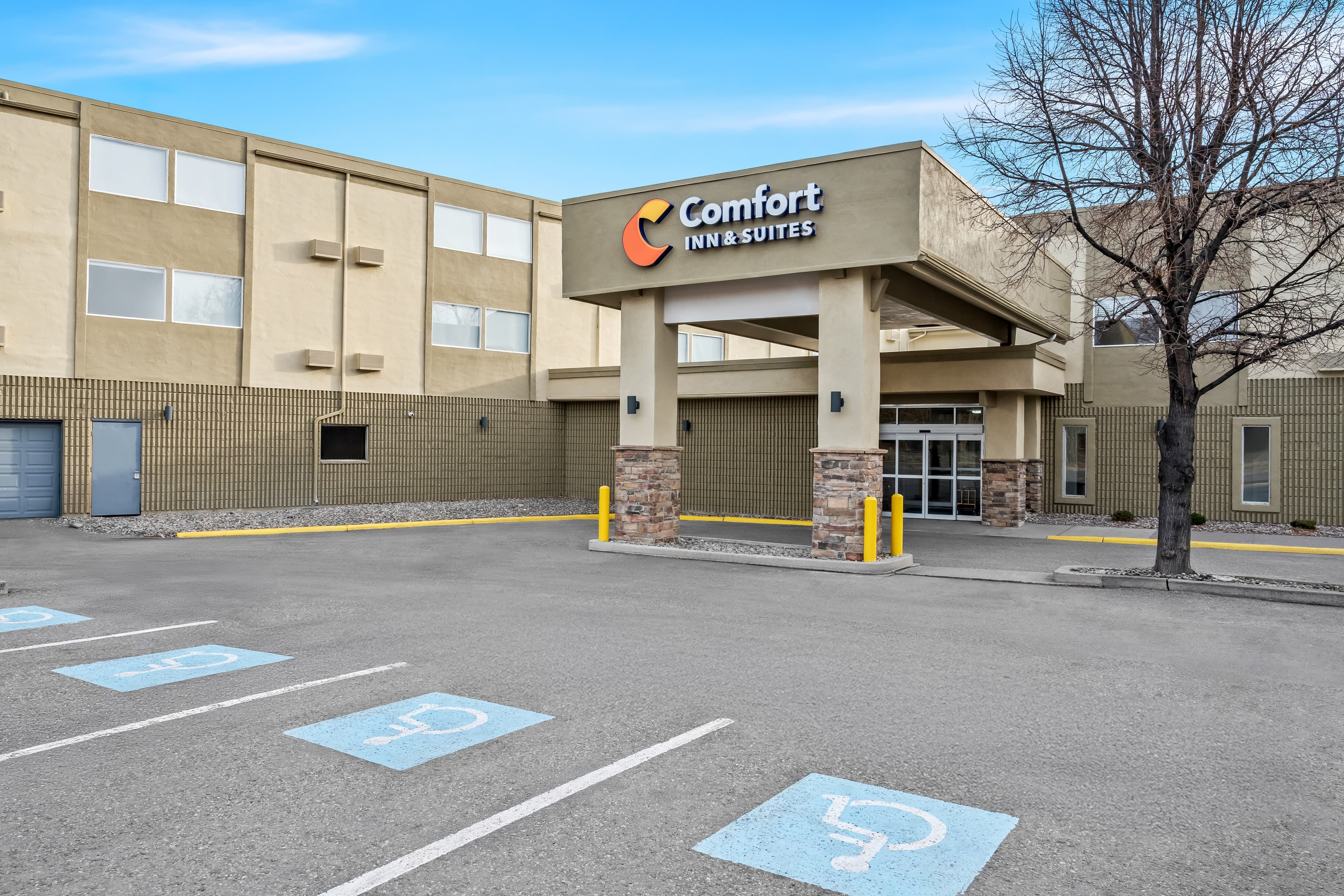 Comfort Inn & Suites - Image 1