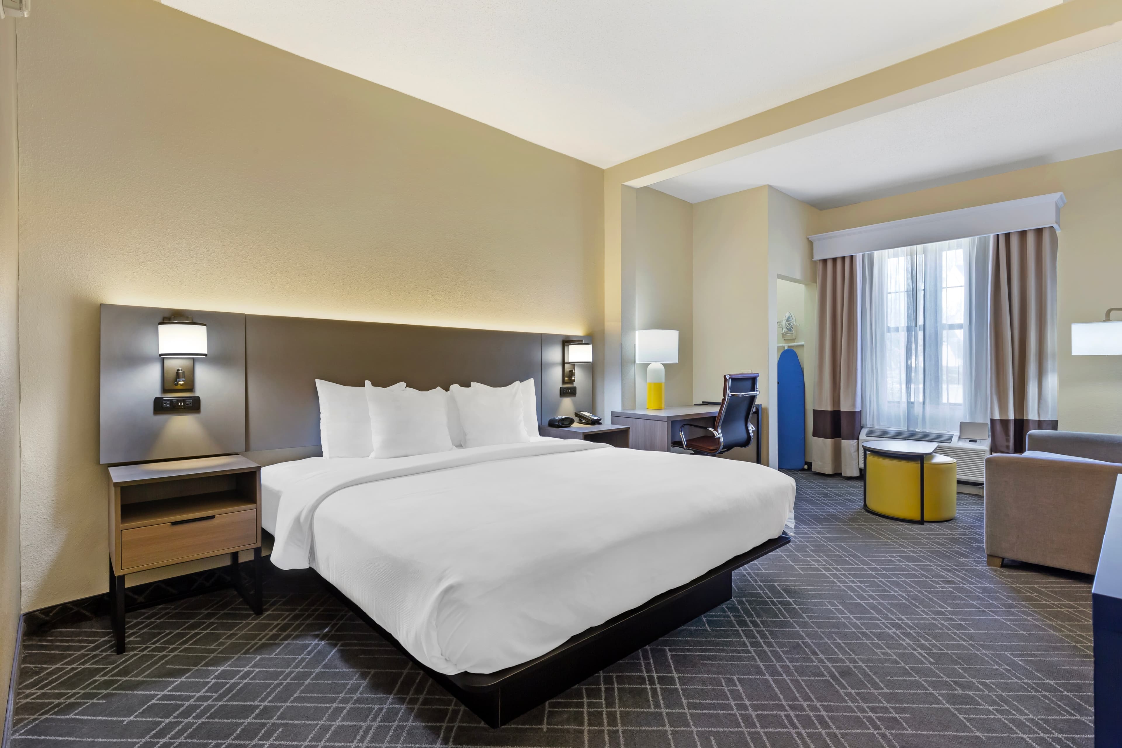 Comfort Suites Hanes Mall - Image 3