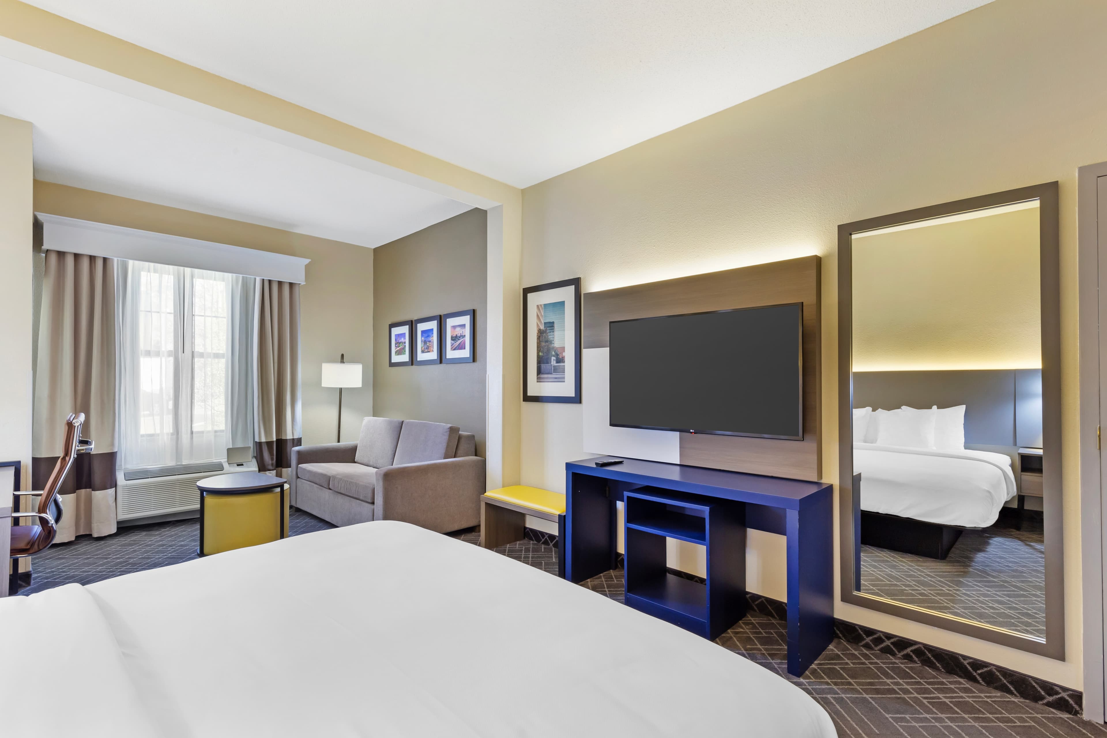 Comfort Suites Hanes Mall - Image 4