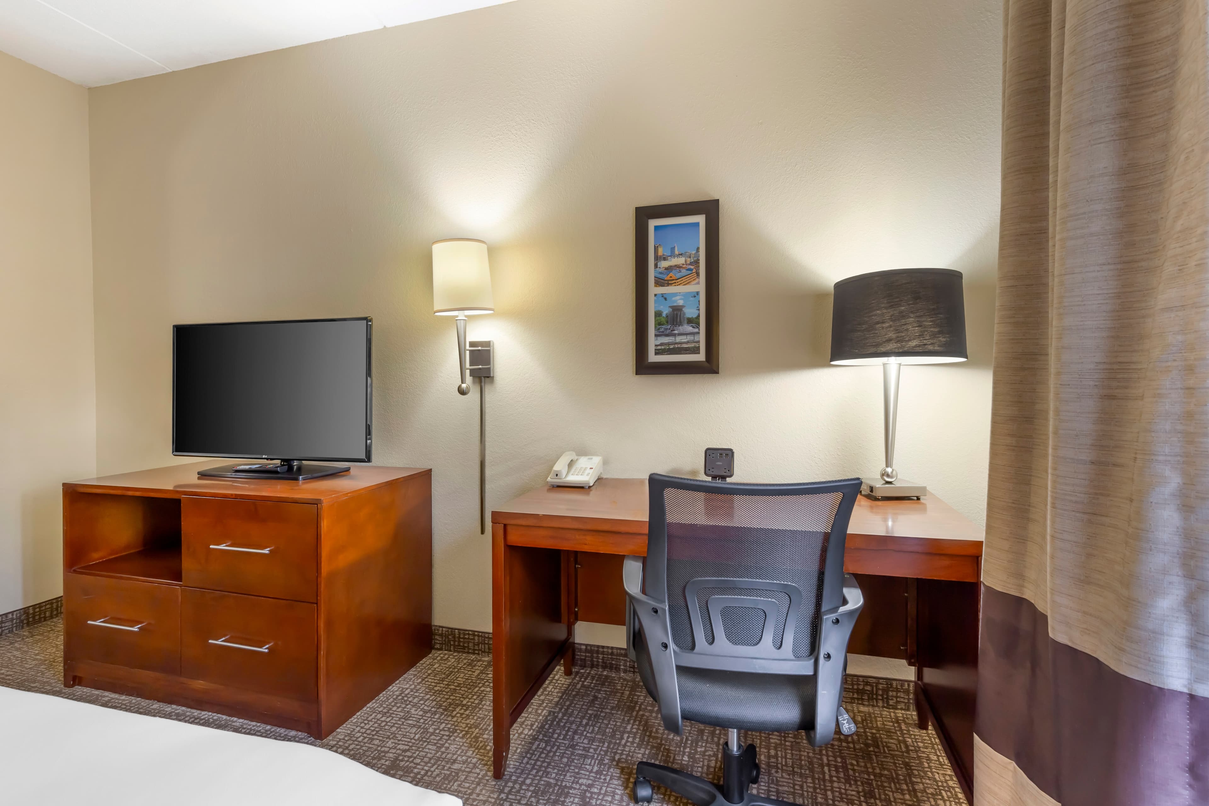 Comfort Suites Regency Park - Image 4