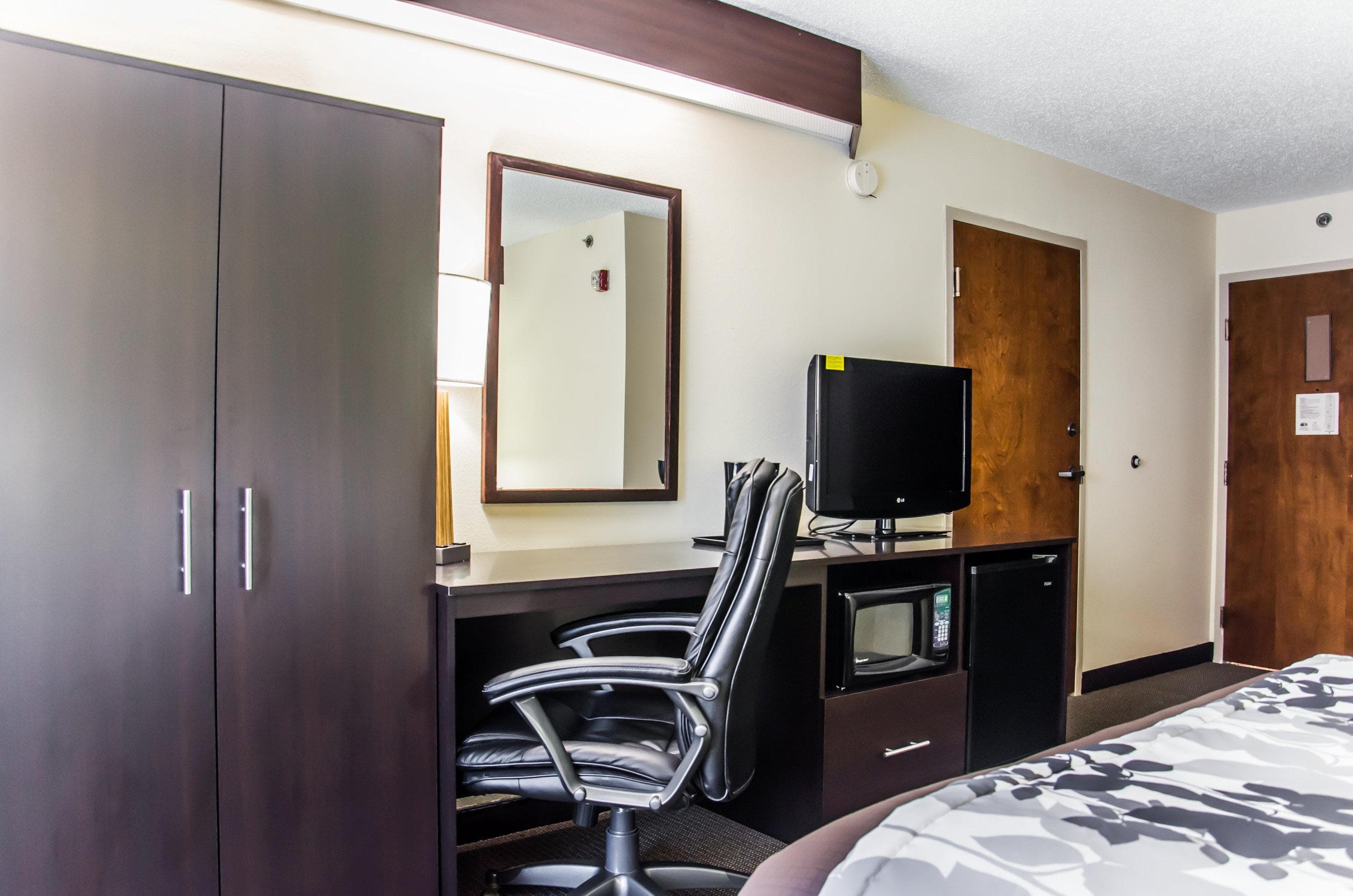 Sleep Inn Airport - Billy Graham Parkway - Image 4