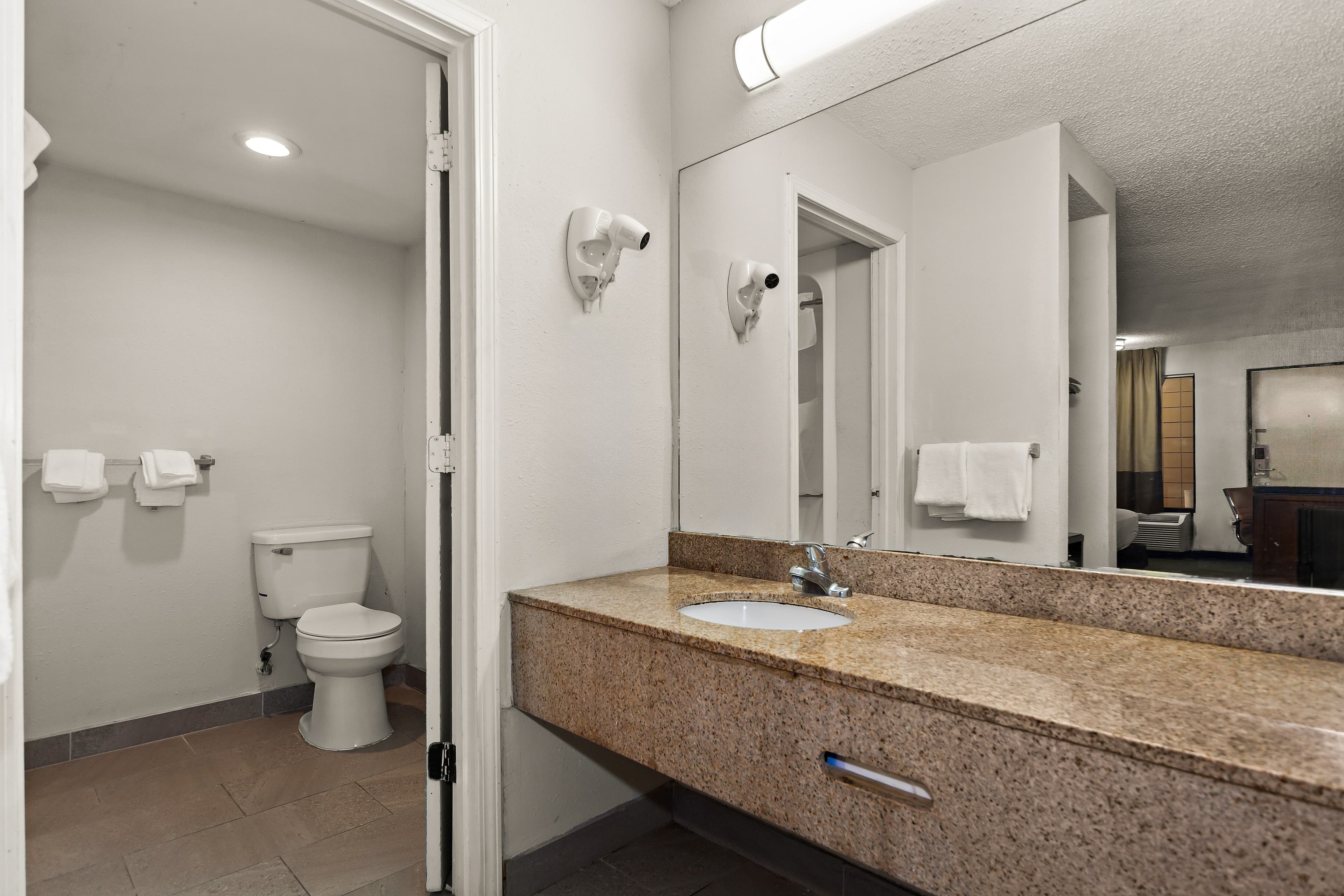 Rodeway Inn Lumberton Central — 6