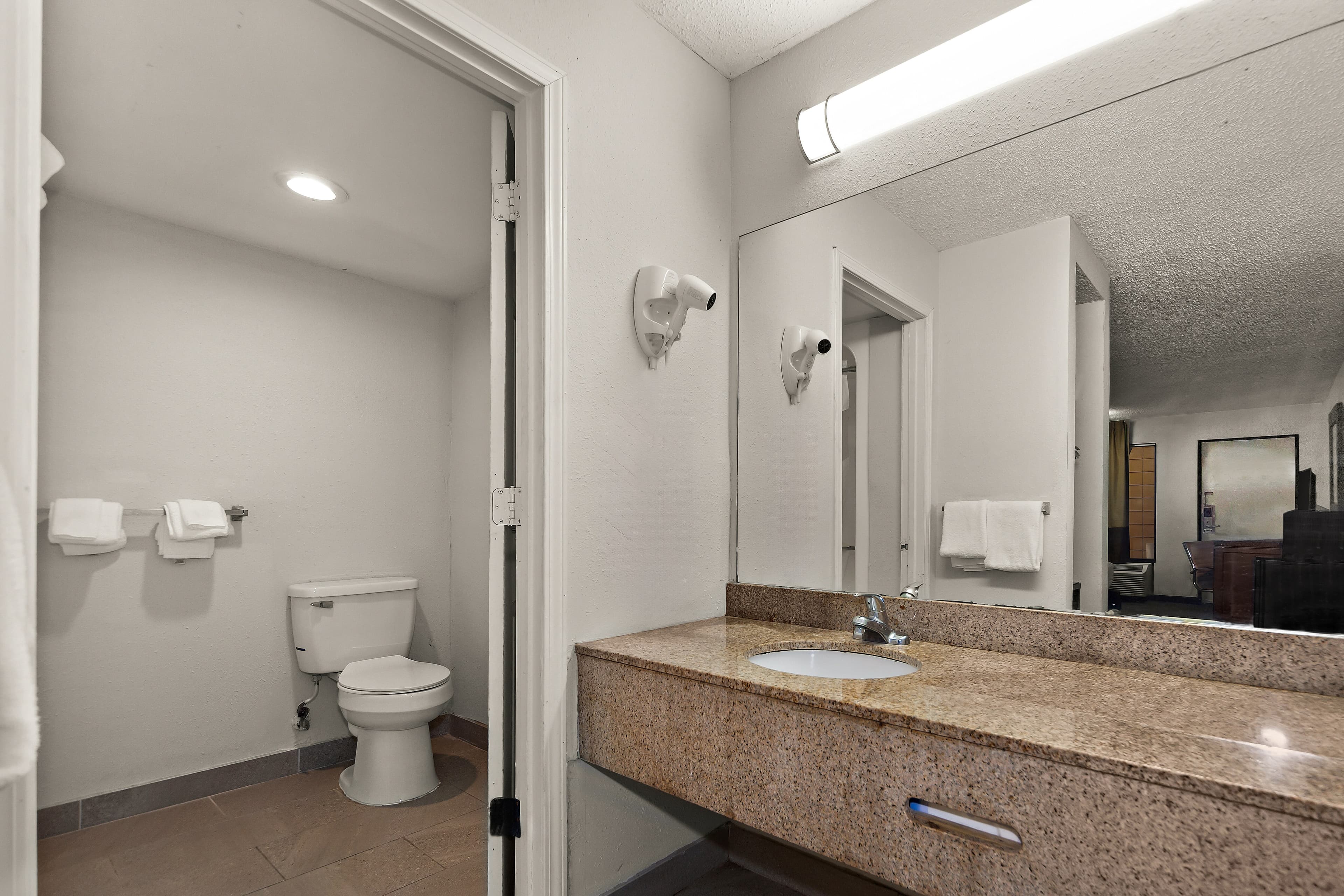 Rodeway Inn Lumberton Central — 7