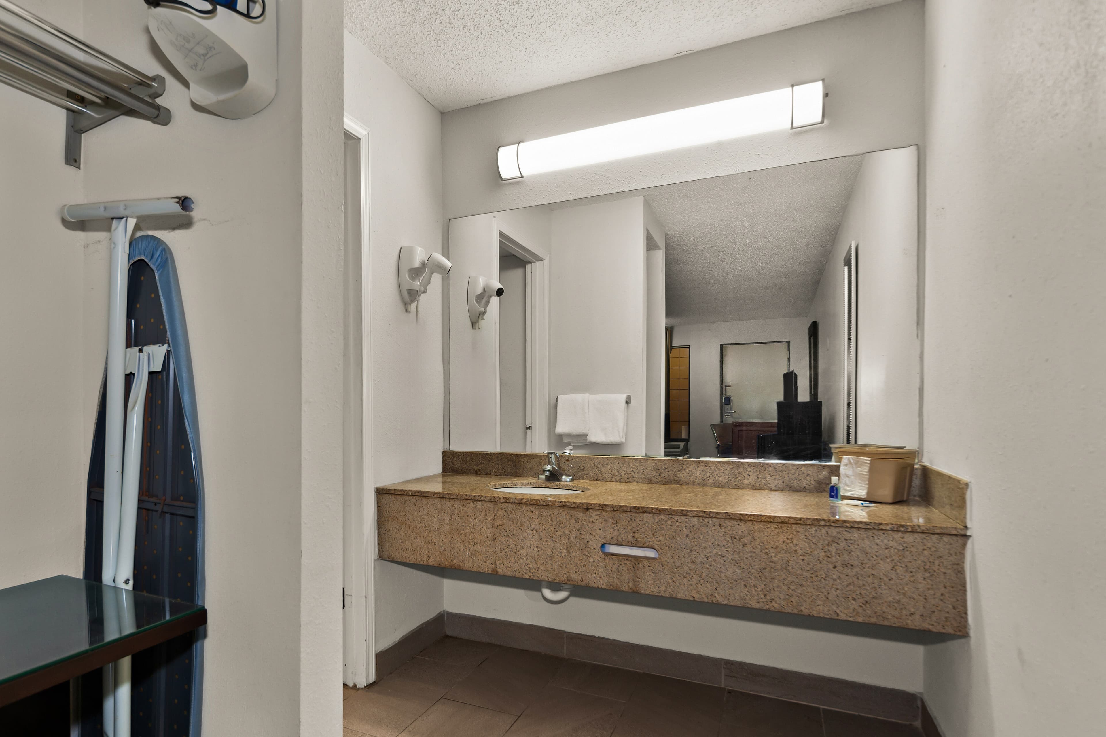 Rodeway Inn Lumberton Central — 9