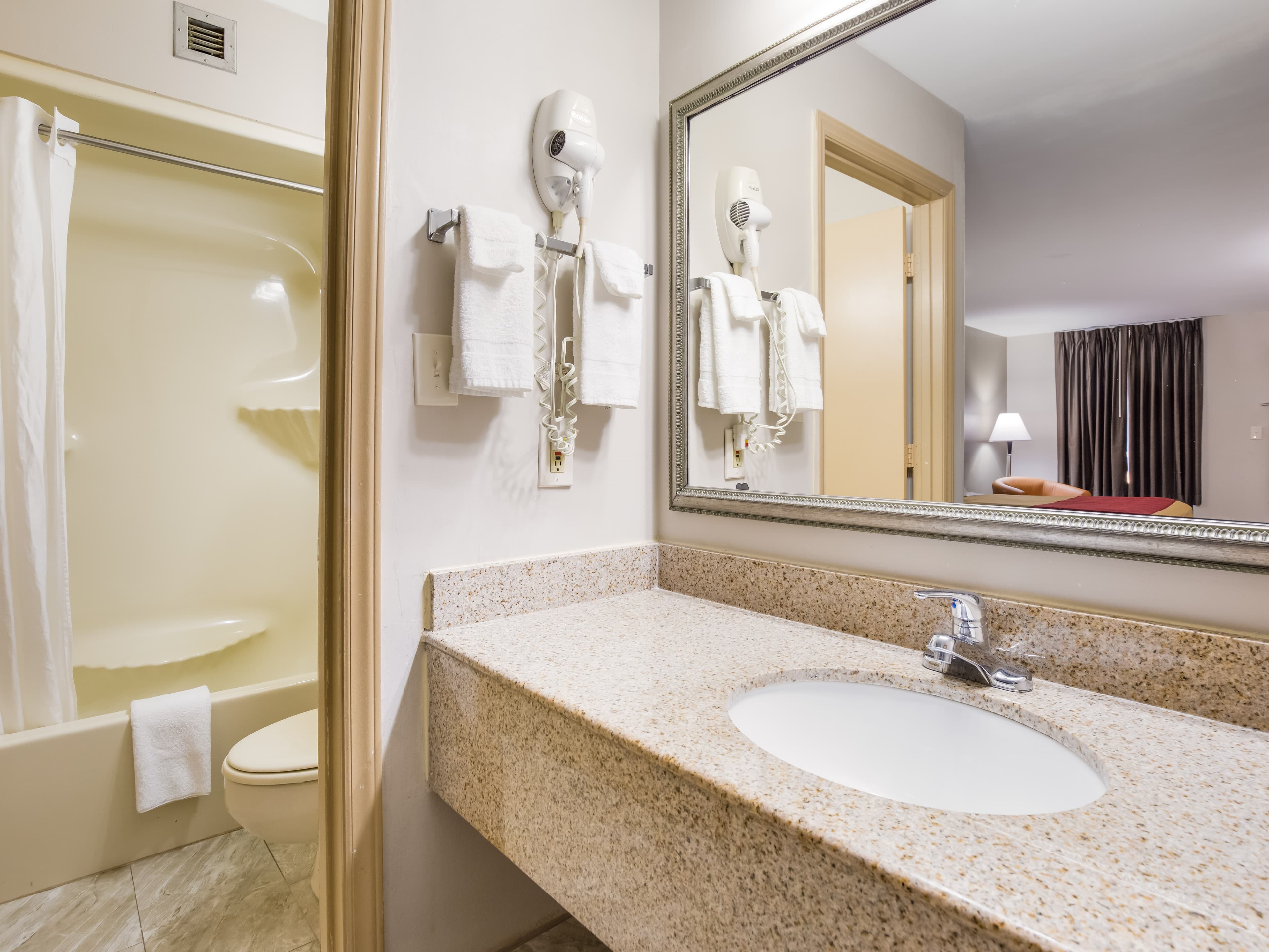 Econo Lodge Hendersonville — 14