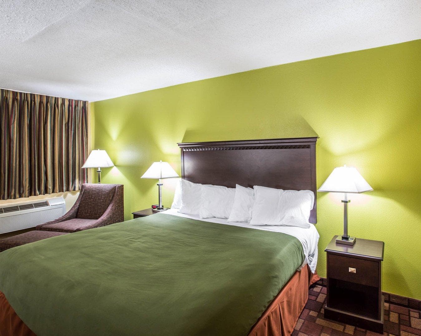 Econo Lodge Biltmore - Image 1