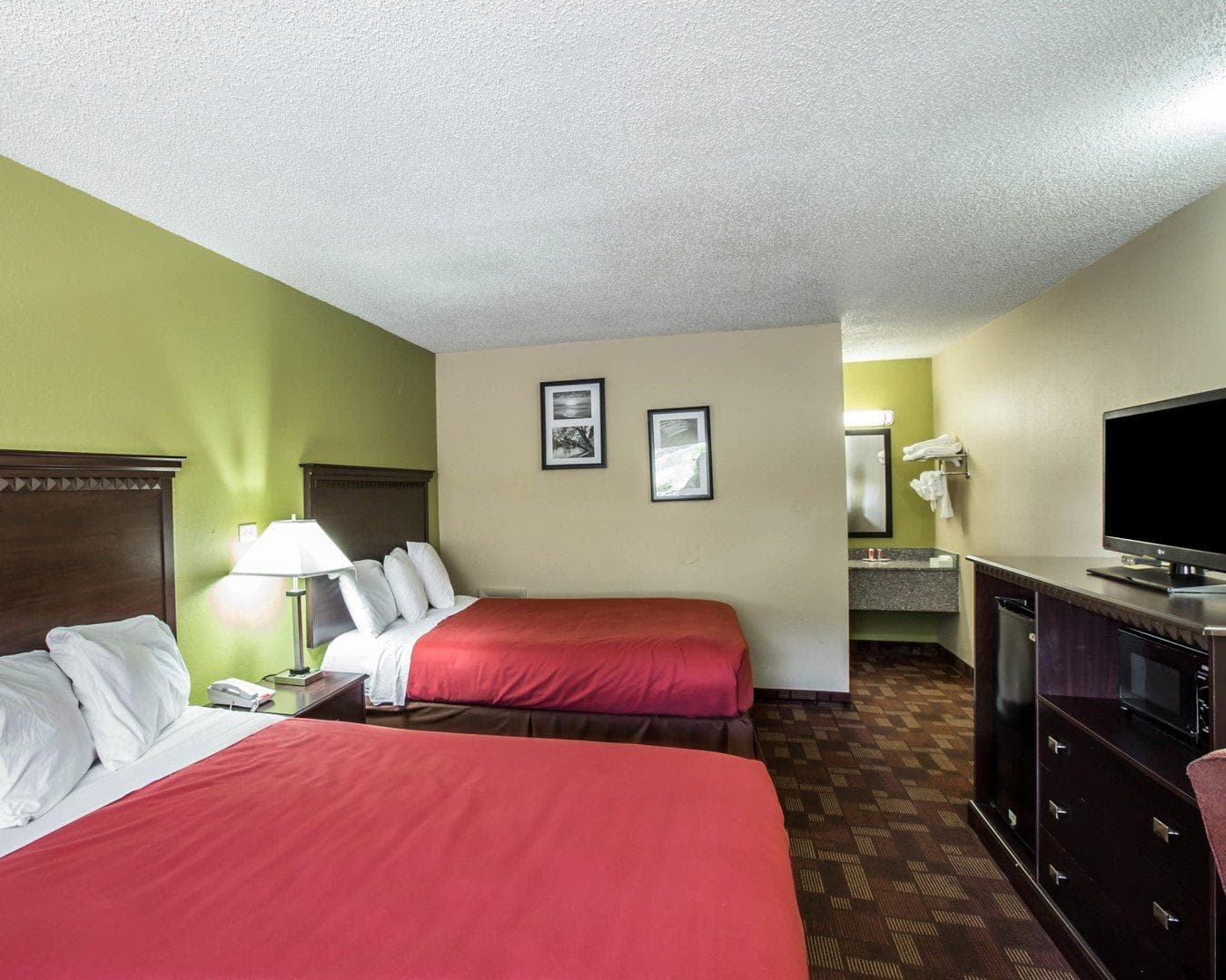Econo Lodge Biltmore - Image 2