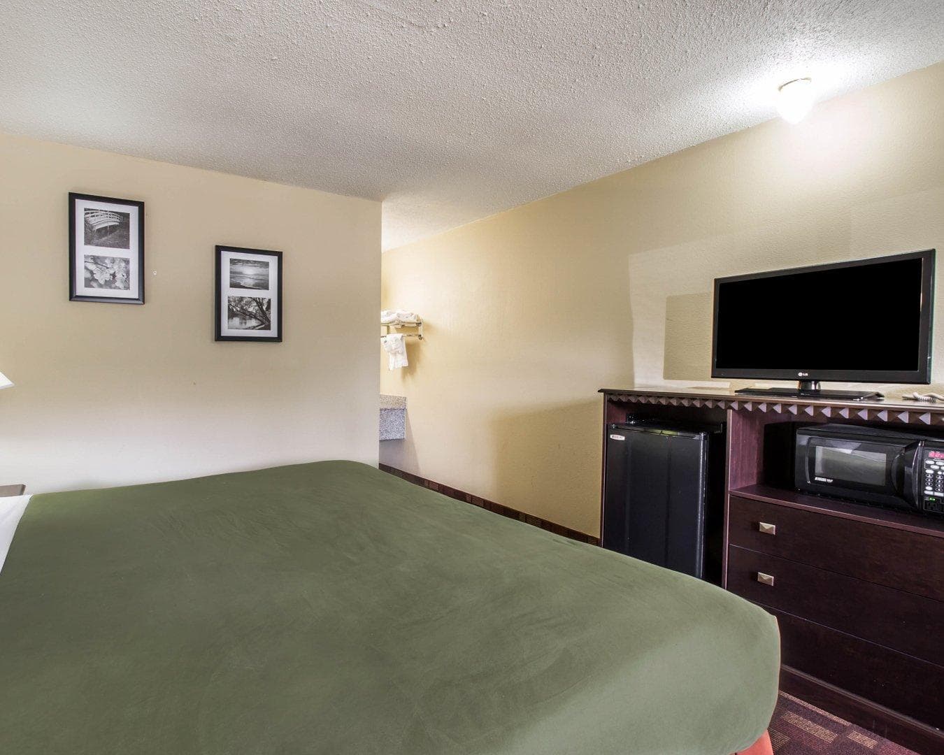 Econo Lodge Biltmore — 17