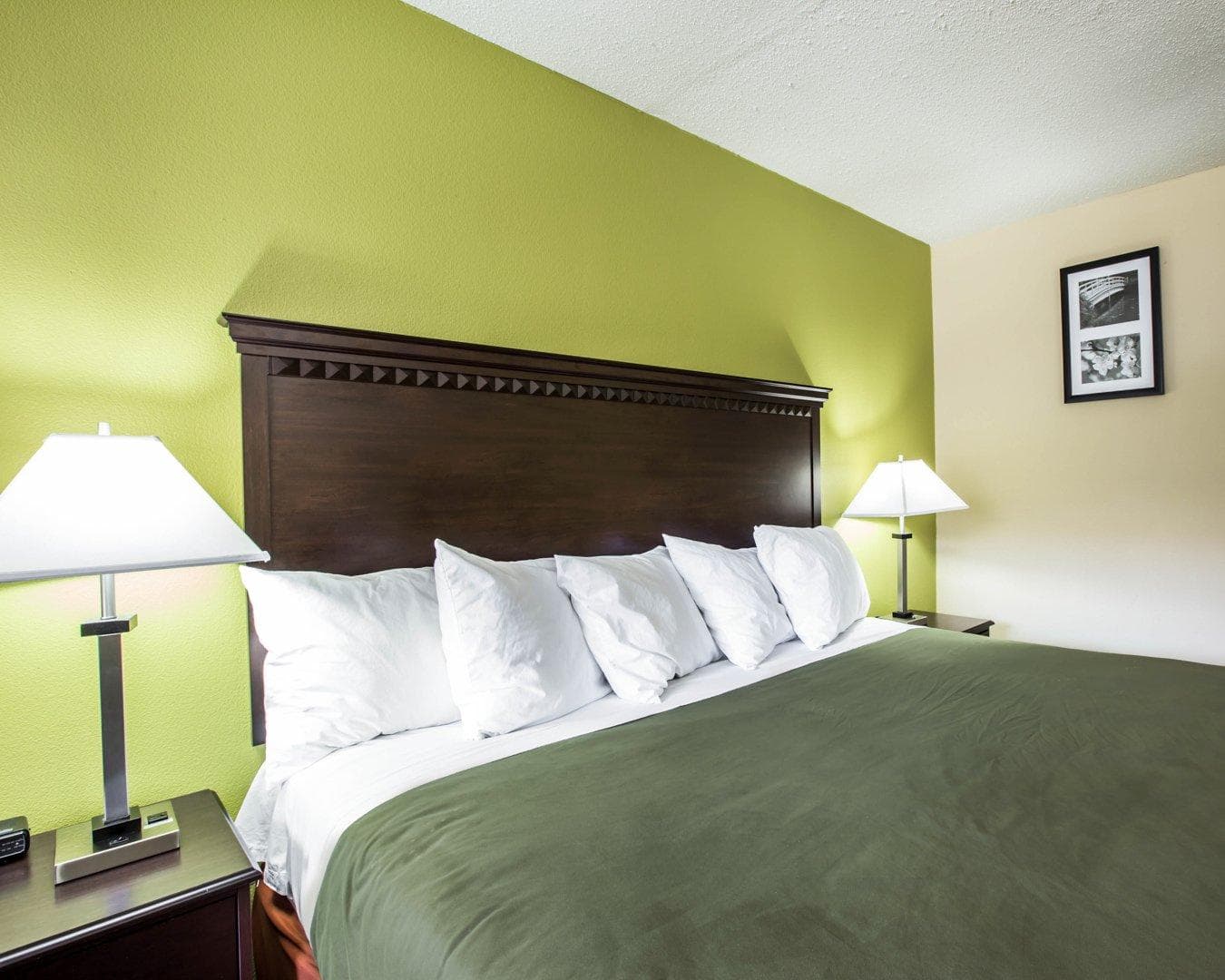 Econo Lodge Biltmore — 18