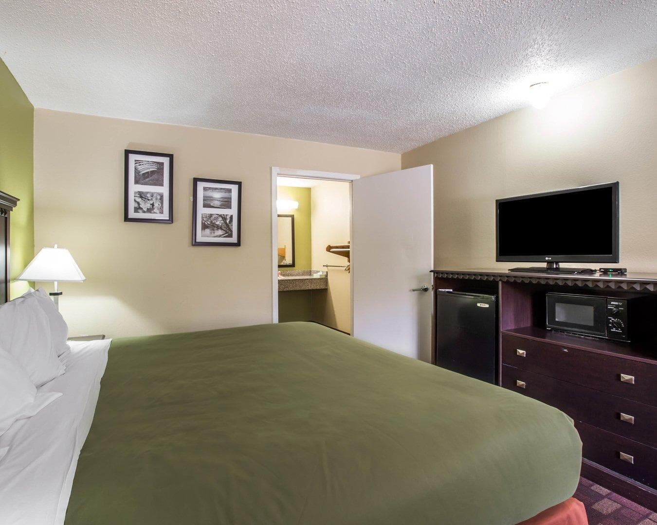 Econo Lodge Biltmore — 7