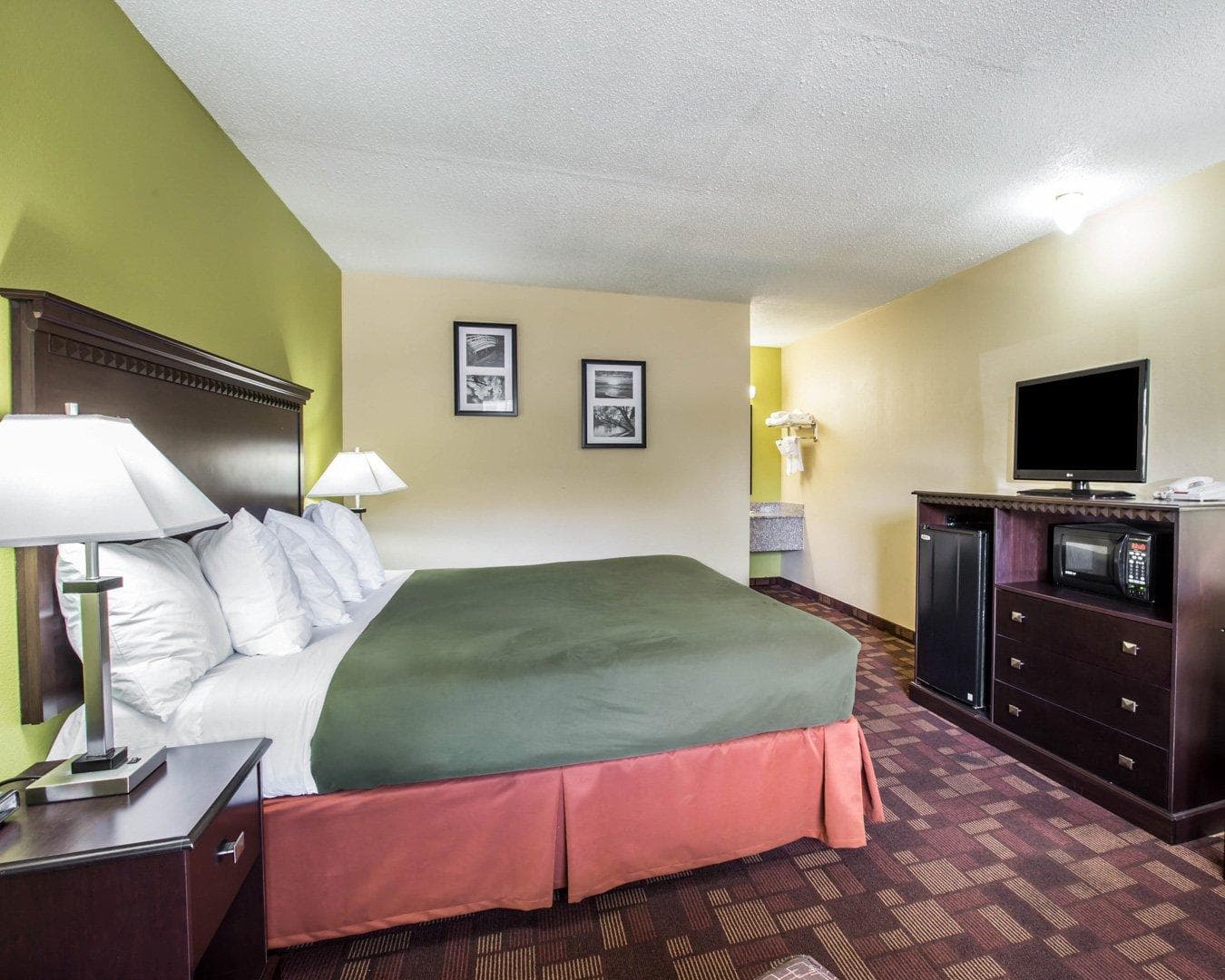 Econo Lodge Biltmore — 8