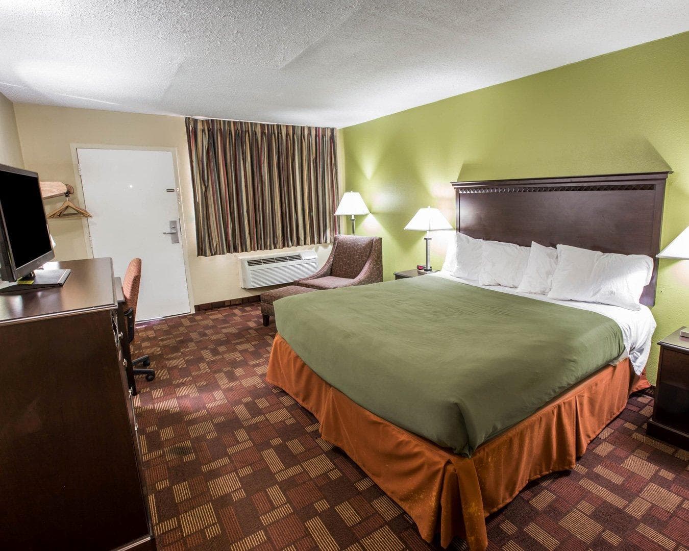 Econo Lodge Biltmore — 9