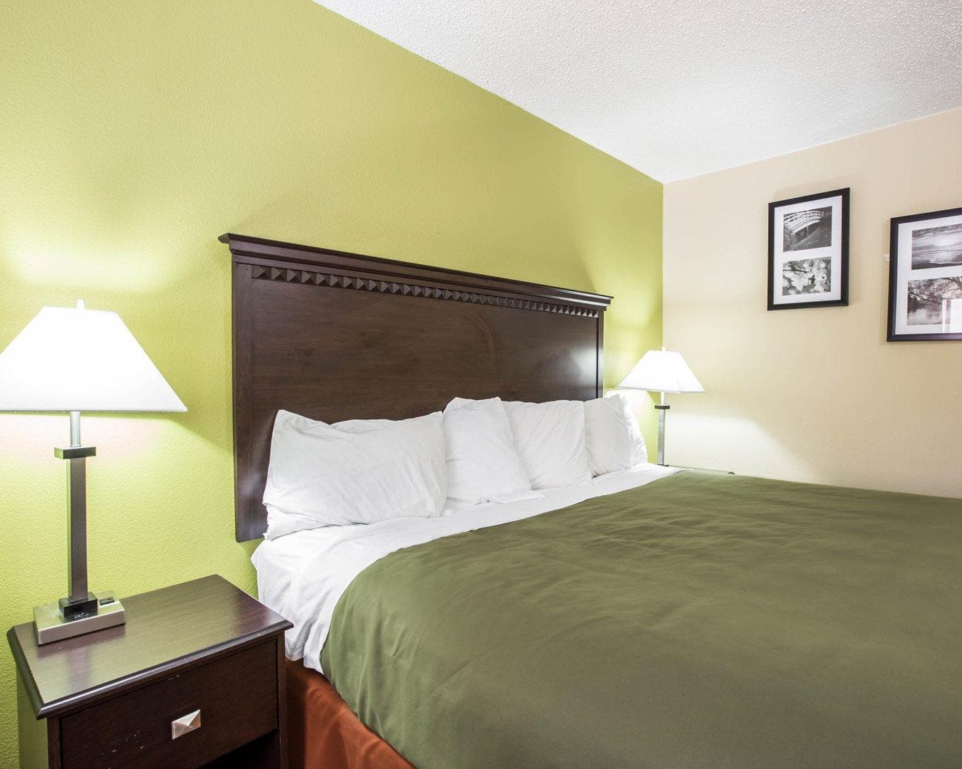 Econo Lodge Biltmore — 10