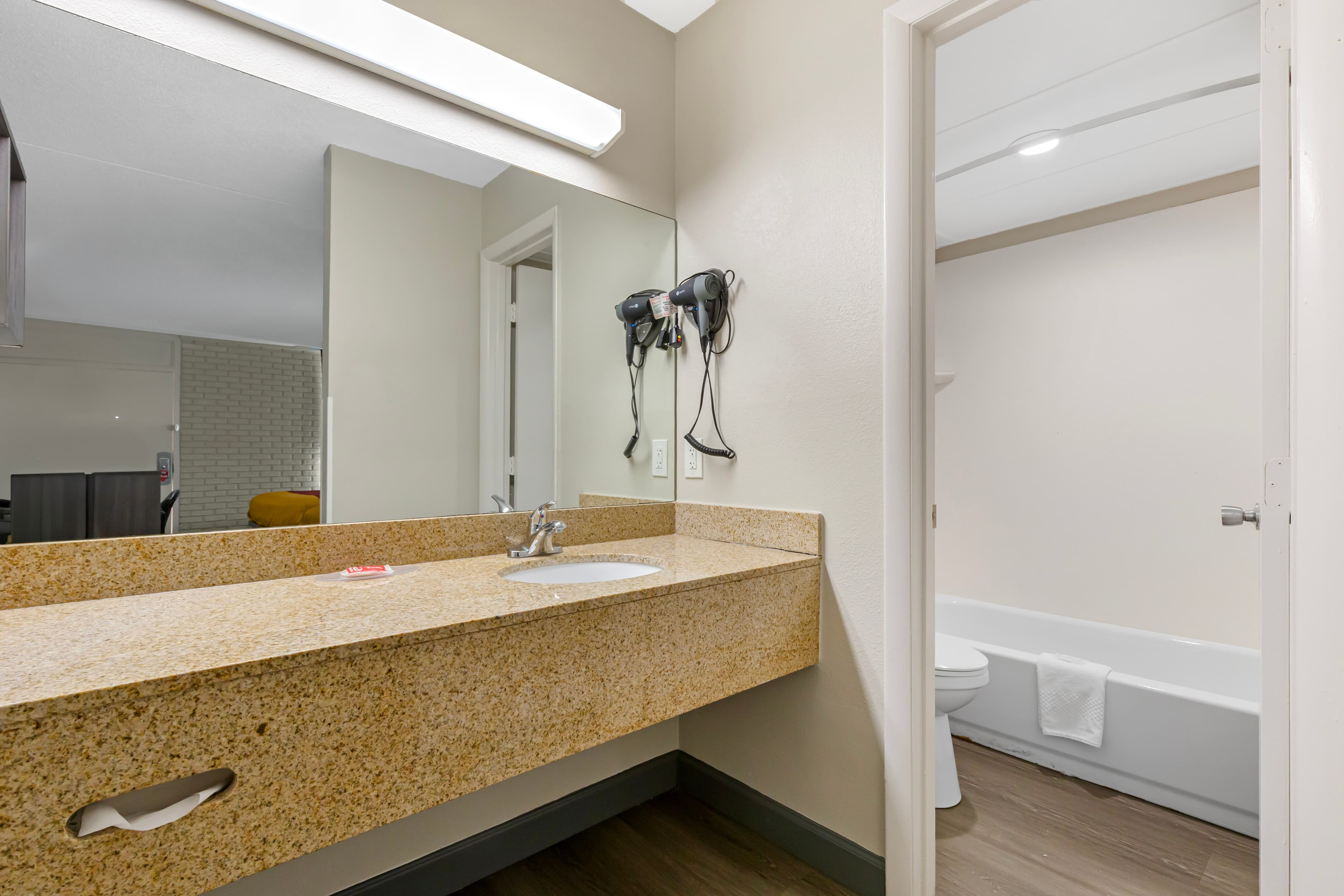 Econo Lodge Creedmoor - Butner — 9