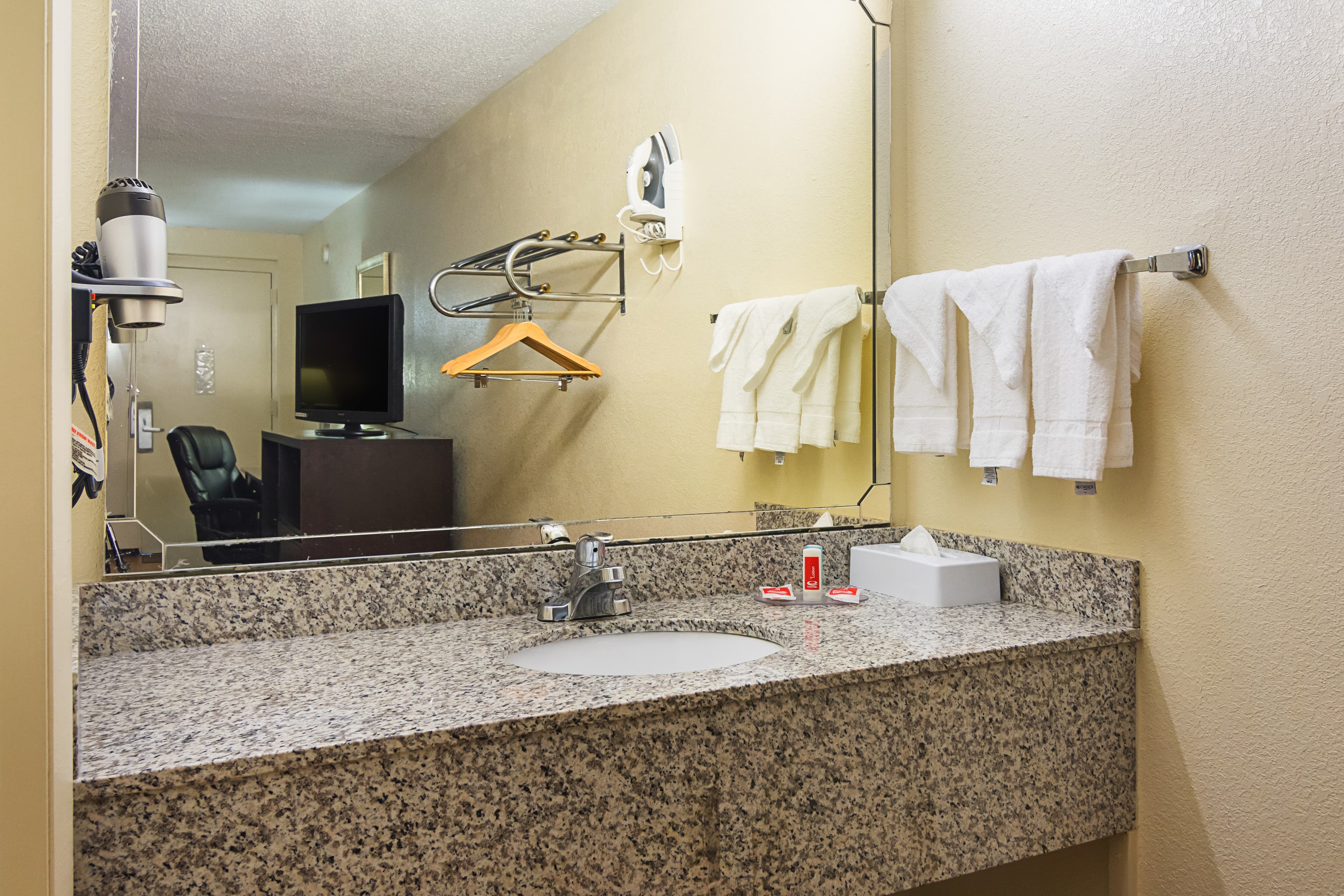 Econo Lodge Research Triangle Park - Image 5