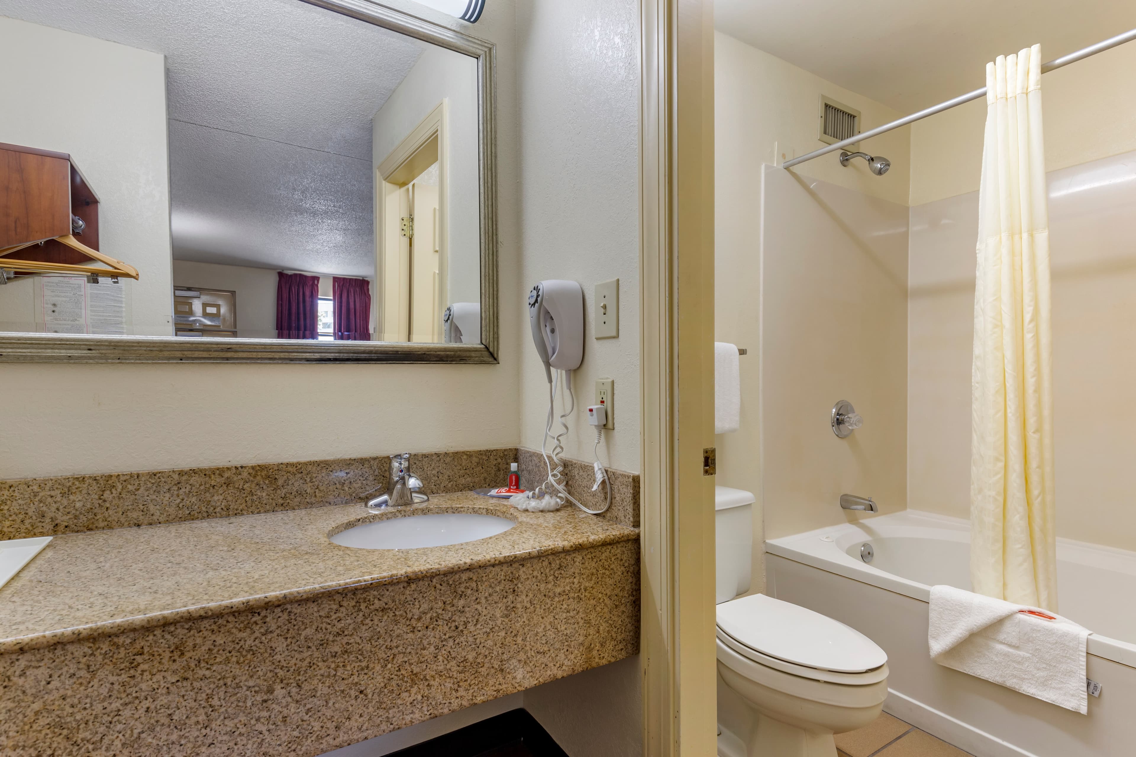Econo Lodge Fayetteville I-95 — 20