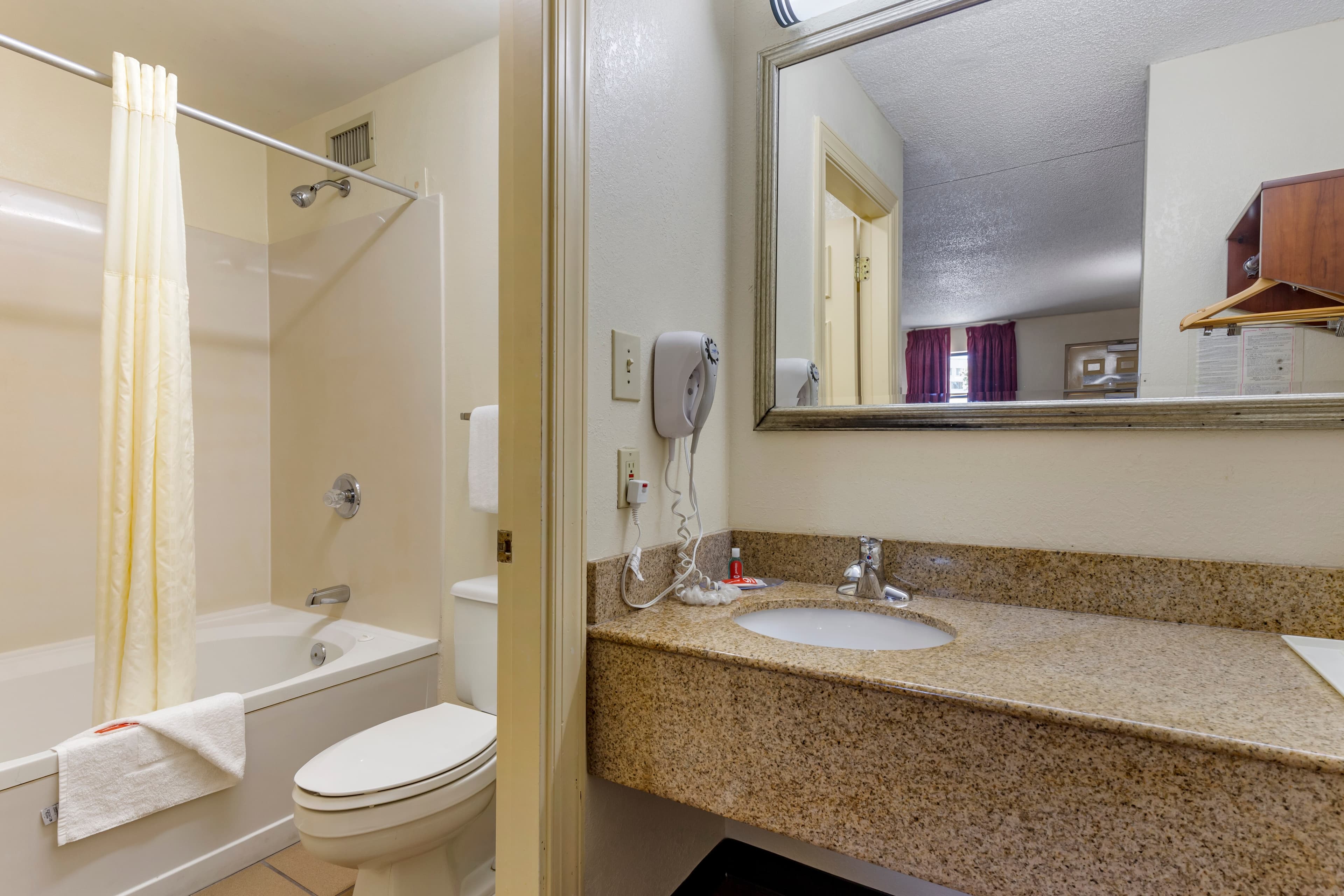Econo Lodge Fayetteville I-95 — 23