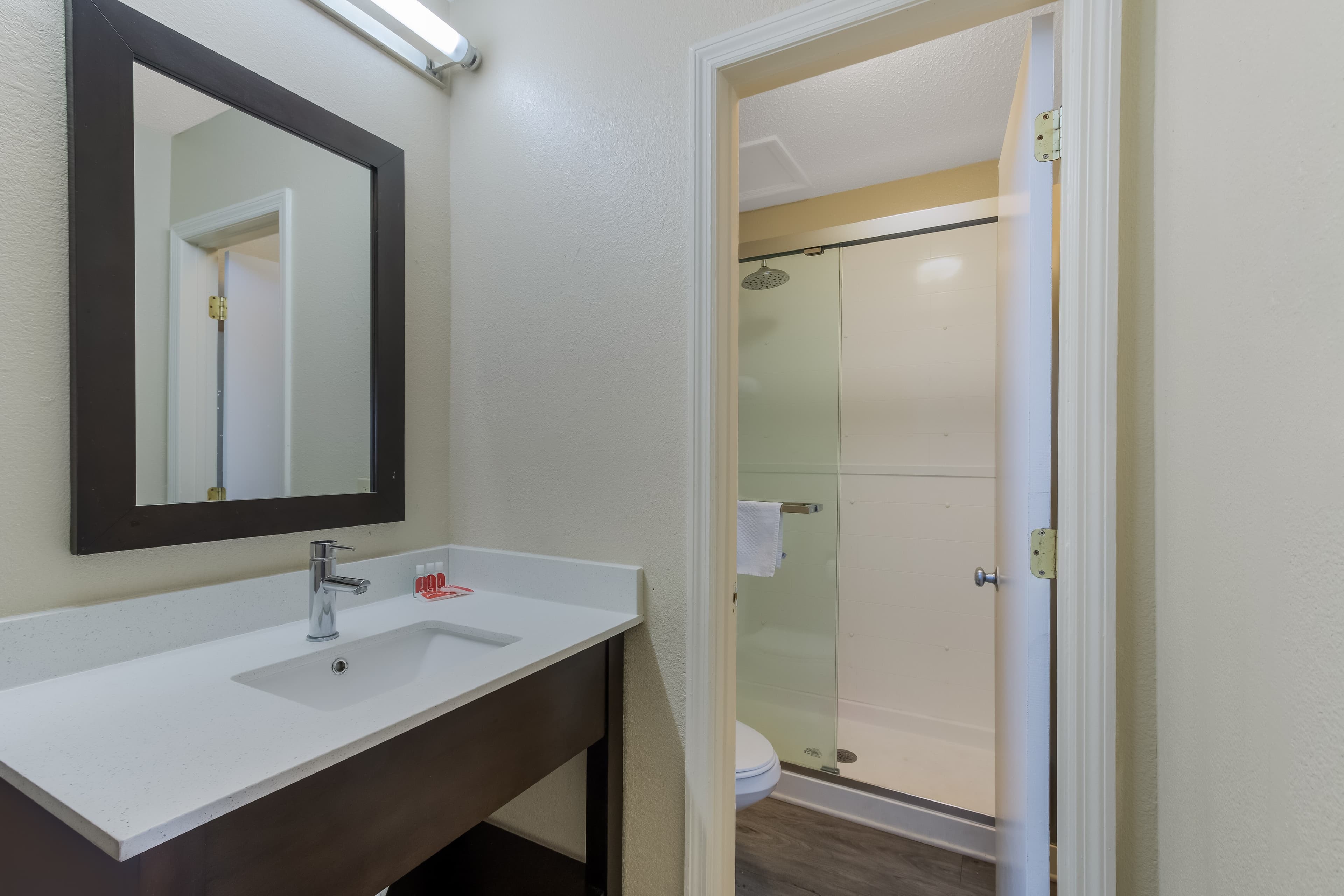 Econo Lodge Cherry Point — 11