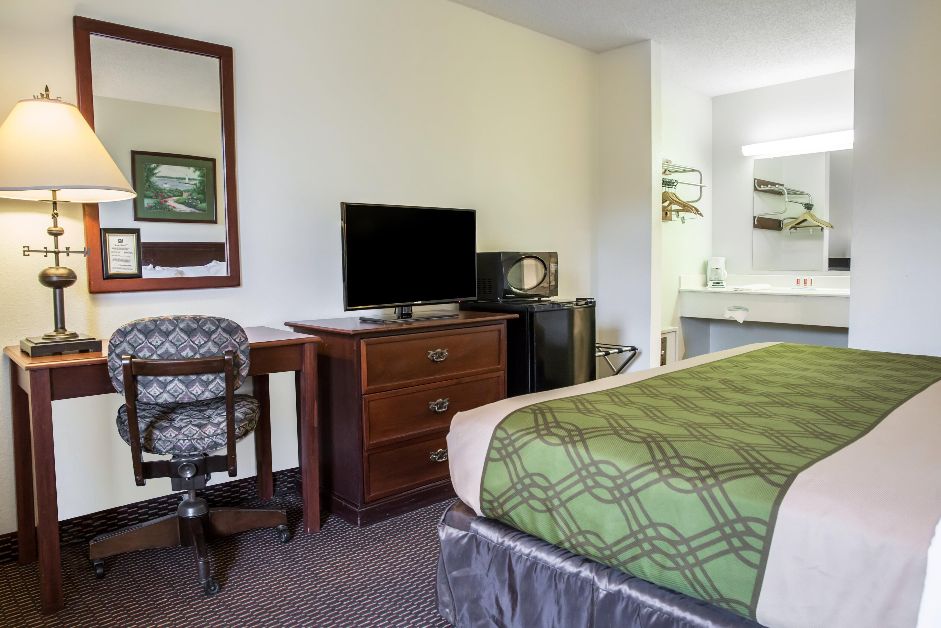 Econo Lodge Crystal Coast — 11