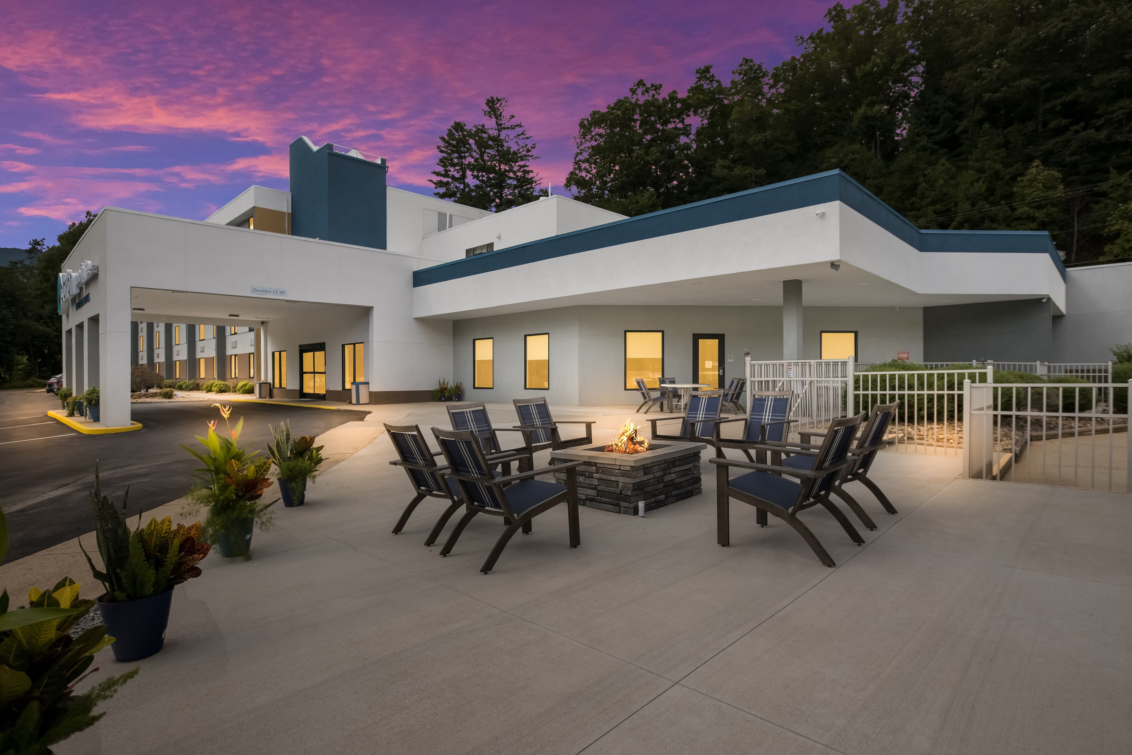 Clarion Pointe Sylva near Cherokee Area - Image 1